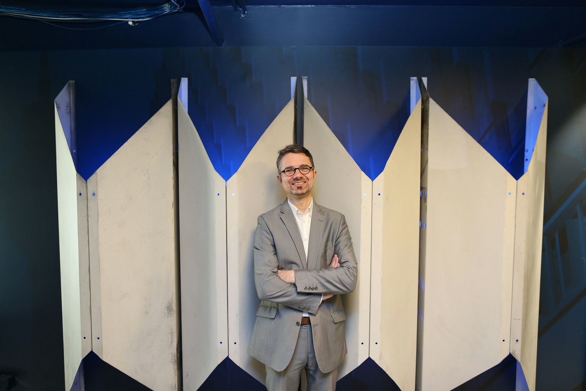 Ausstellungsleiter Sören Marotz vor den Fassadenelementen des Centrum-Warenhauses am Alex