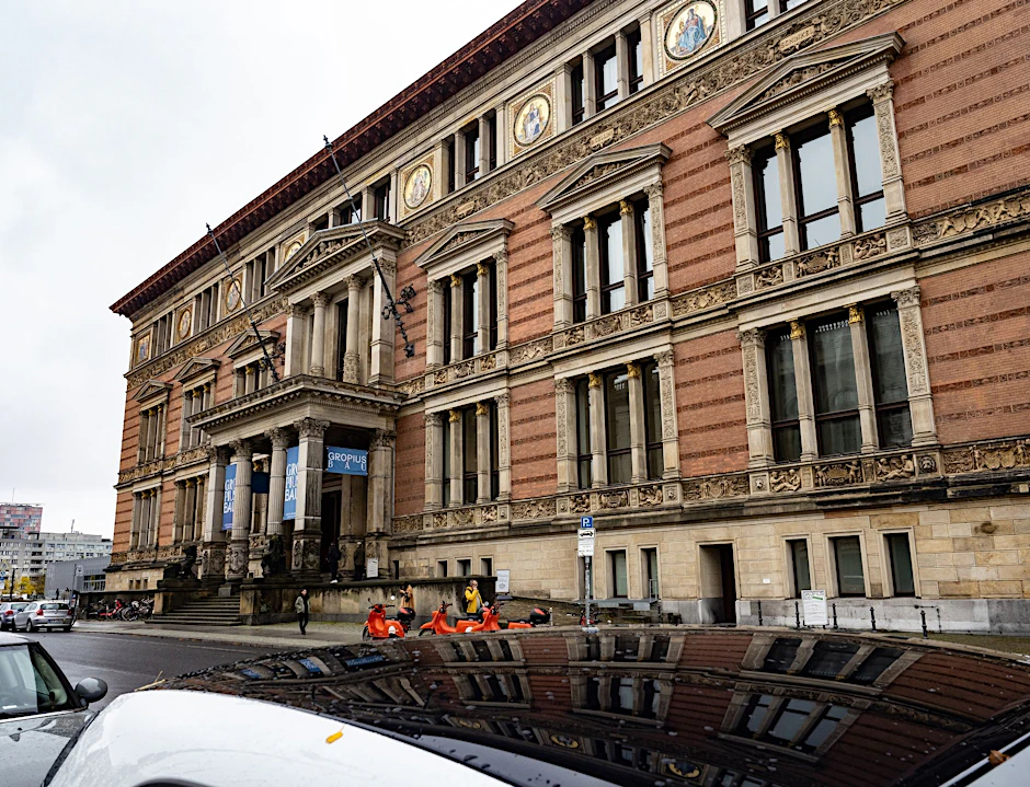 ARCHIV - Der Martin-Gropius-Bau spiegelt sich teilweise in einem Autodach.  