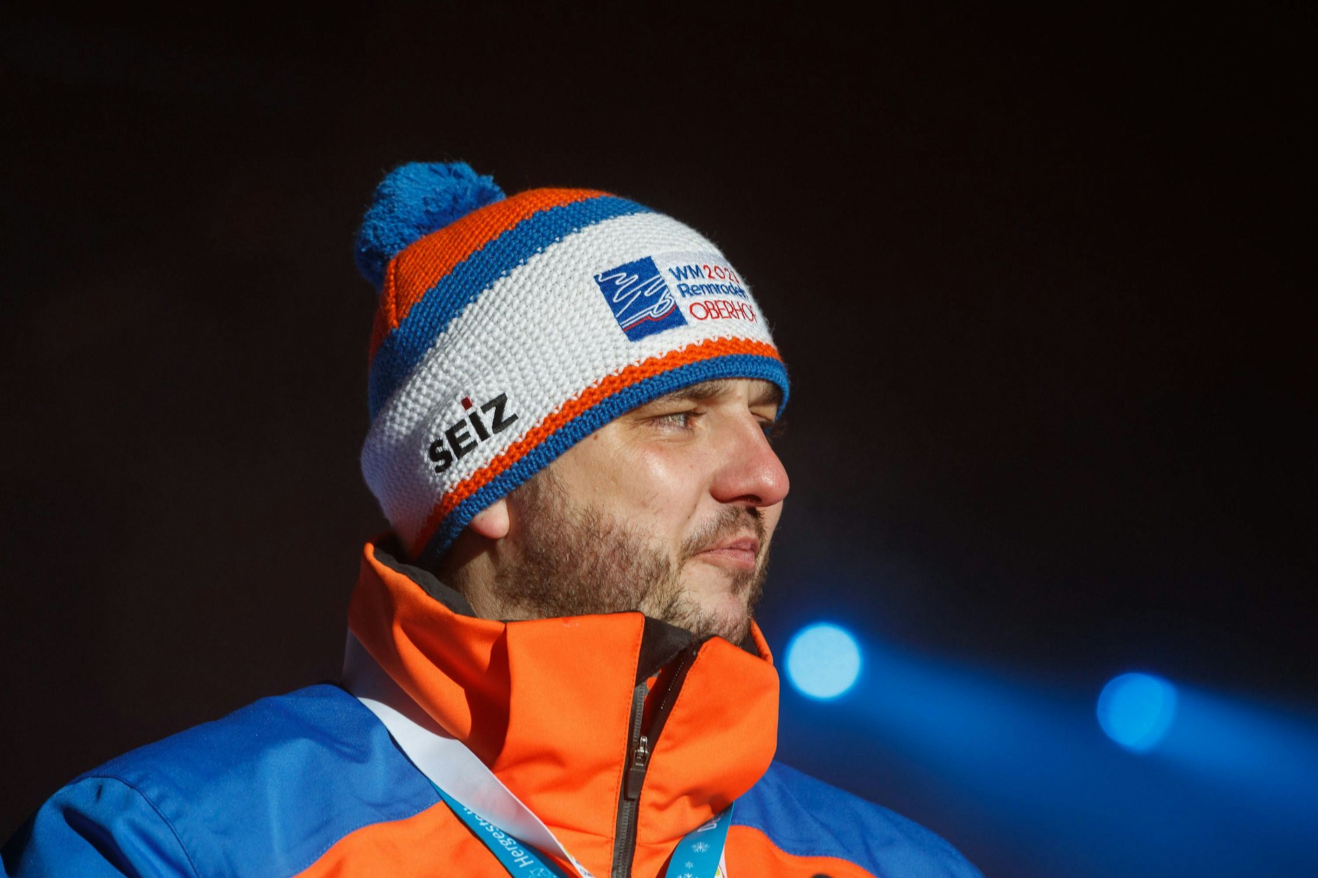 Daniel "Samu" Samorey in winterlichem Outifit bei der Biathlon-WM in Oberhof.