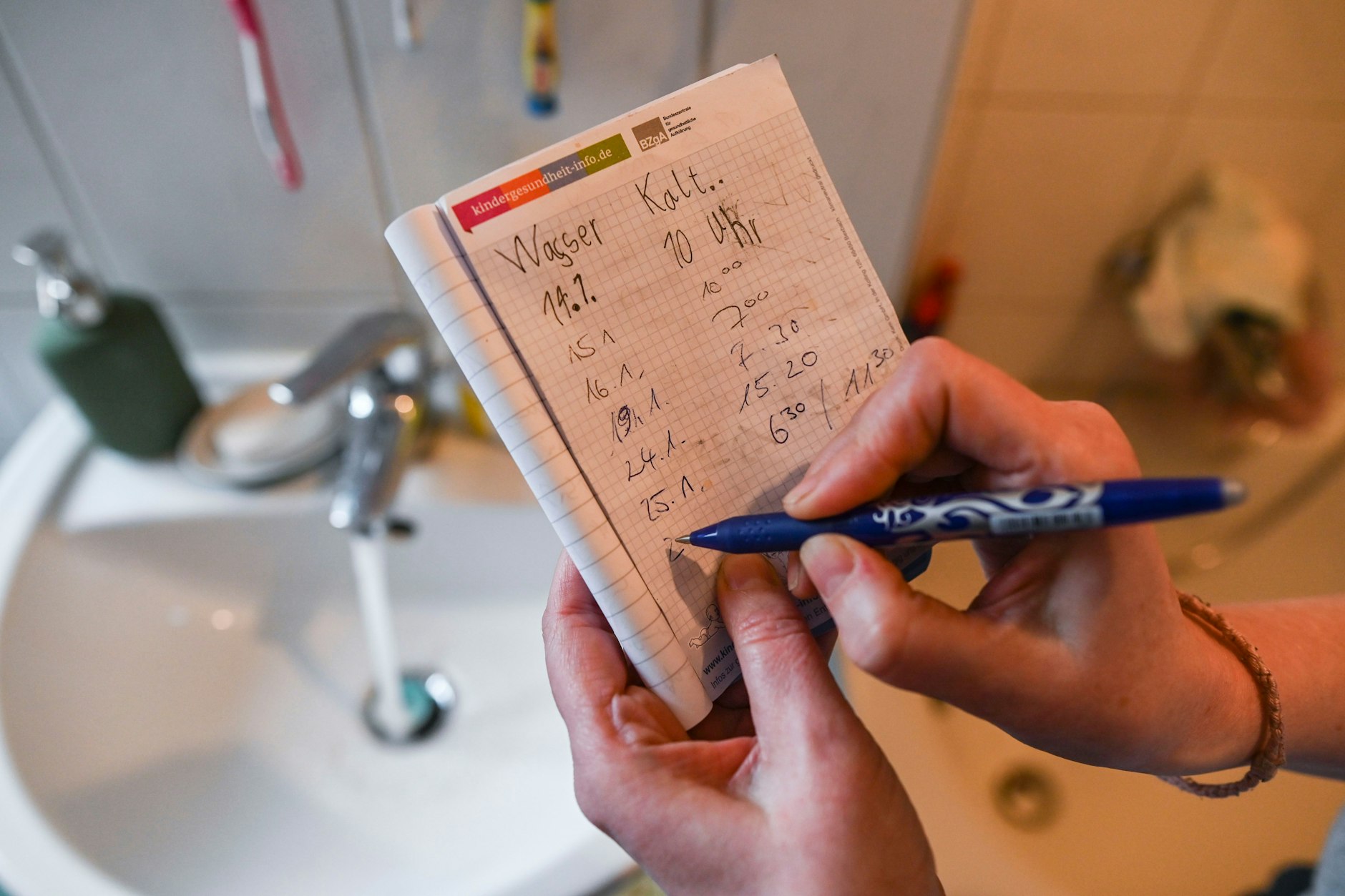 Über Monate führt die Mieterin Protokoll über die unregelmäßige Warmwasserversorgung.