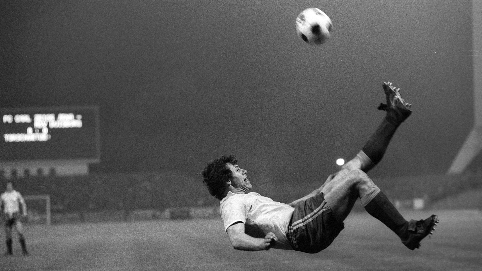 Immer für ein Kabinettstückchen gut: Eberhard Vogel bei einem Fallrückzieher. Zu einem Tor führte der nicht. Das Spiel FC Carl Zeiss Jena gegen MSV Duisburg im Uefa-Pokal 1978 endete mit 0:0.