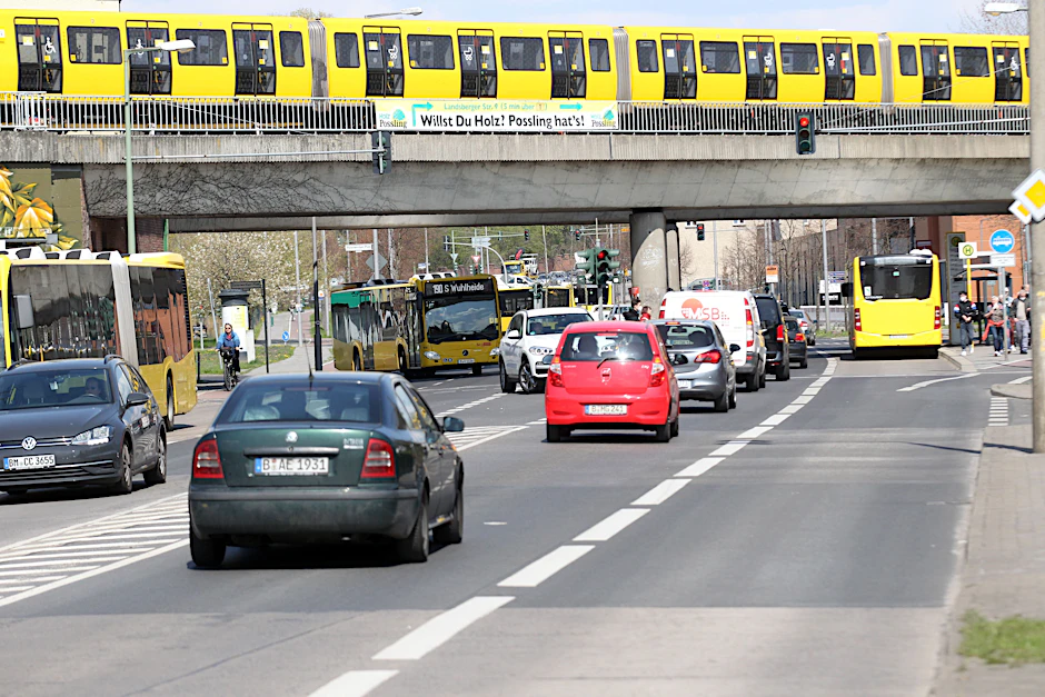 Überlastete Nord-Süd-Route: Die Köpenicker Straße, hier am U-Bahnhof Elsterwerdaer Platz, soll von der Tangentialen Verbindung Ost entlastet werden.