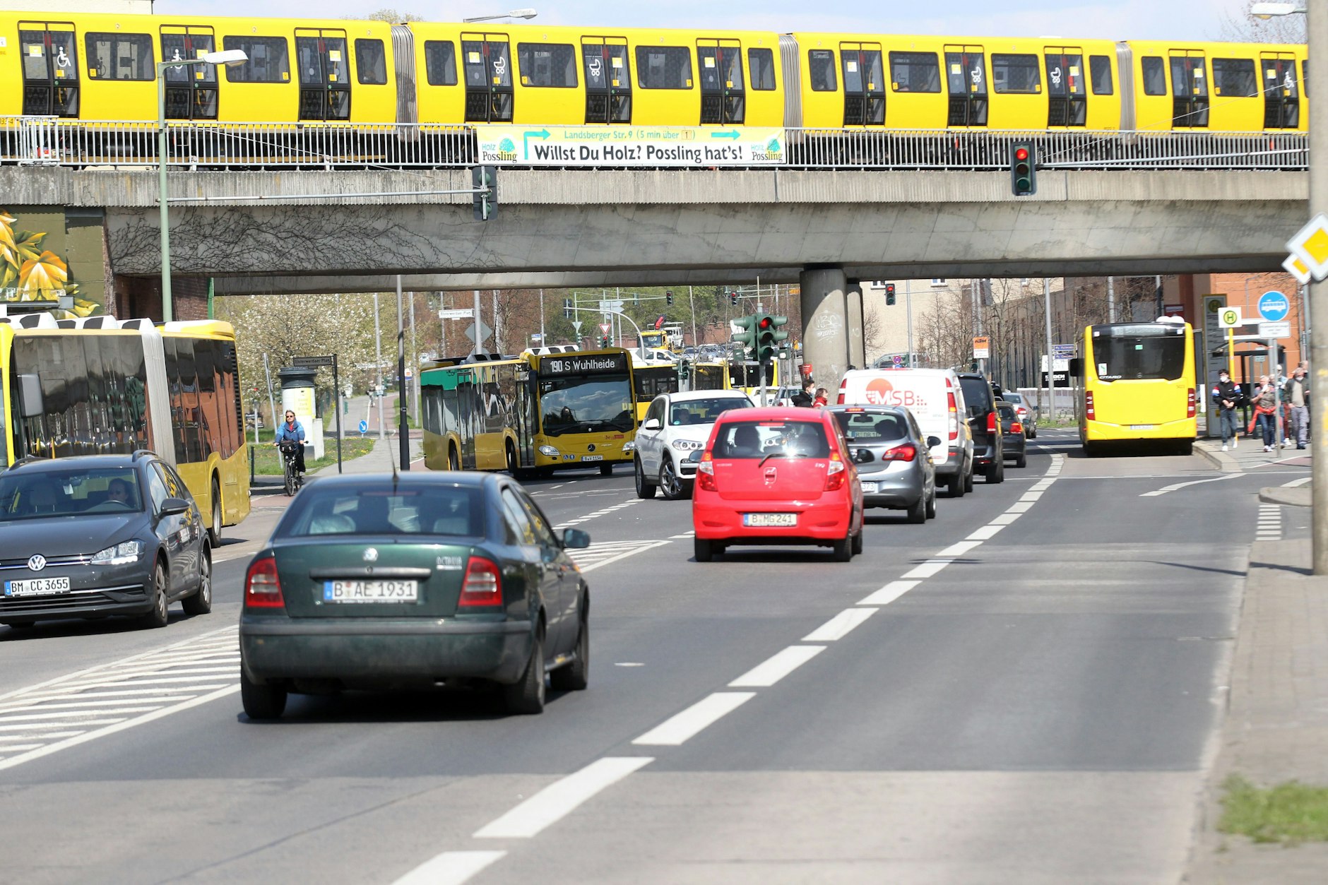 Überlastete Nord-Süd-Route: Die Köpenicker Straße, hier am U-Bahnhof Elsterwerdaer Platz, soll von der Tangentialen Verbindung Ost entlastet werden.