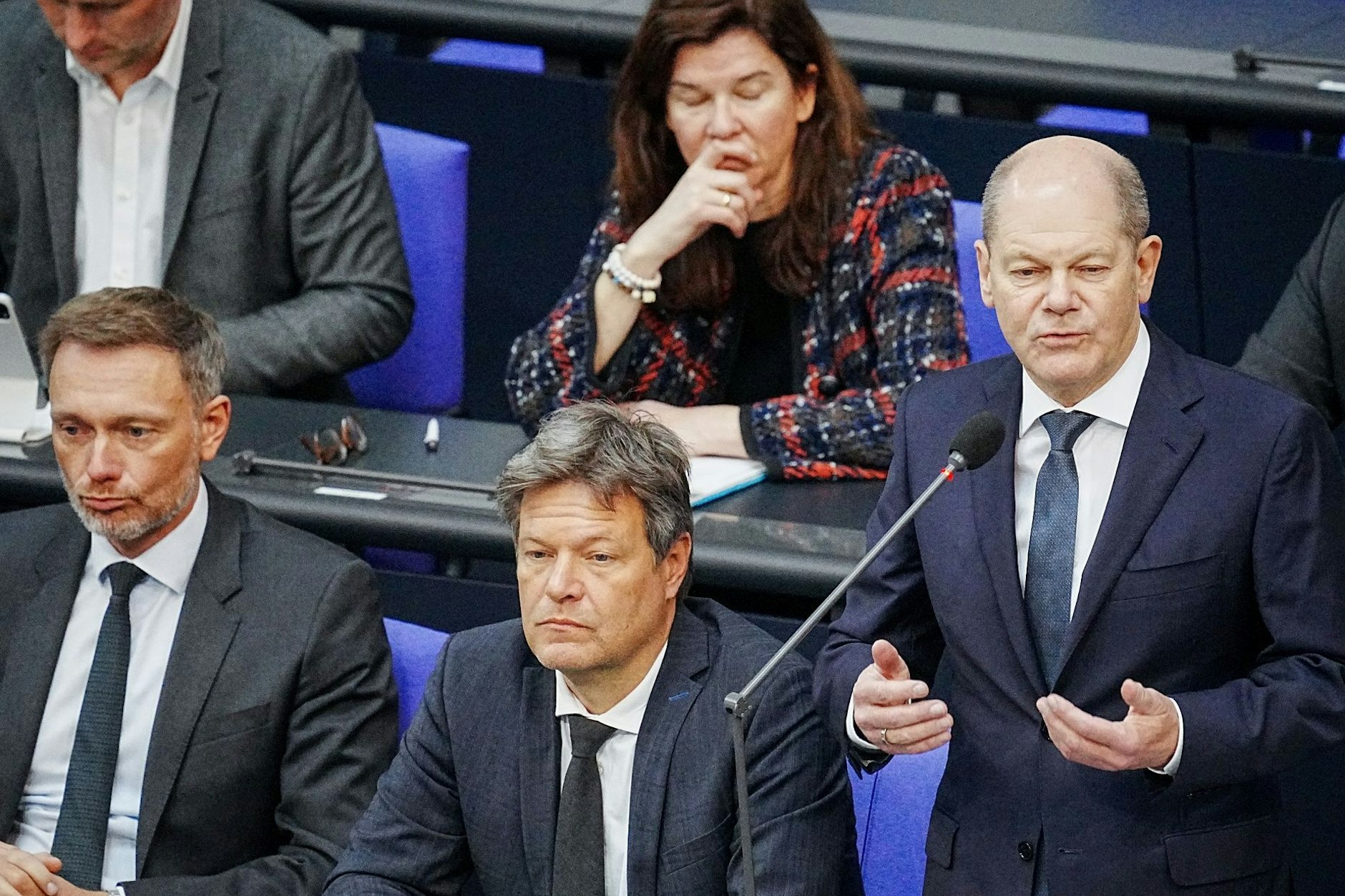 Vizekanzler Lindner (vorne v. l.), Vizekanzler Habeck und Bundeskanzler Scholz auf der Regierungsbank im Bundestag.&nbsp;