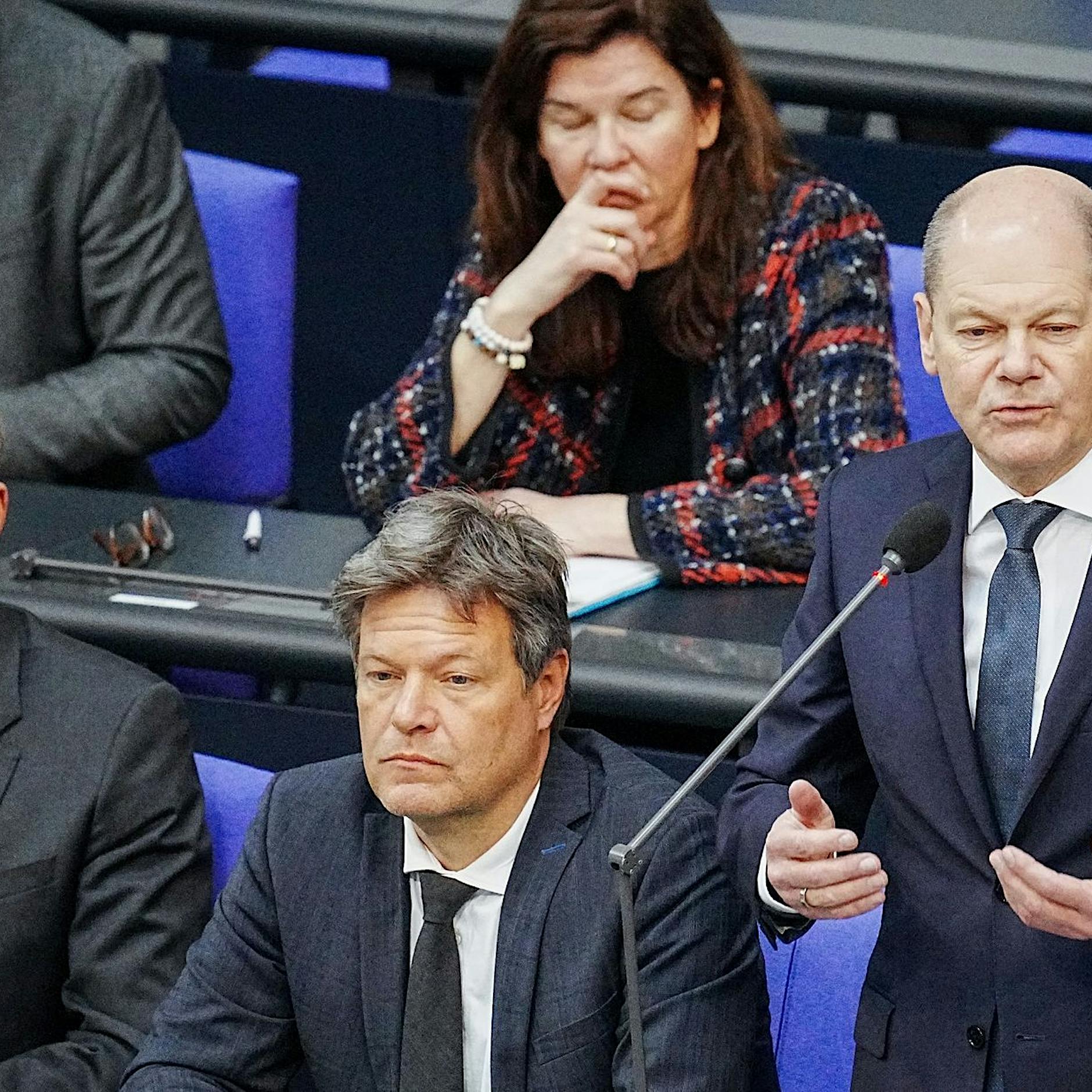 Tiefstwert: Mehrheit unzufrieden mit Regierung, Grüne verlieren immens