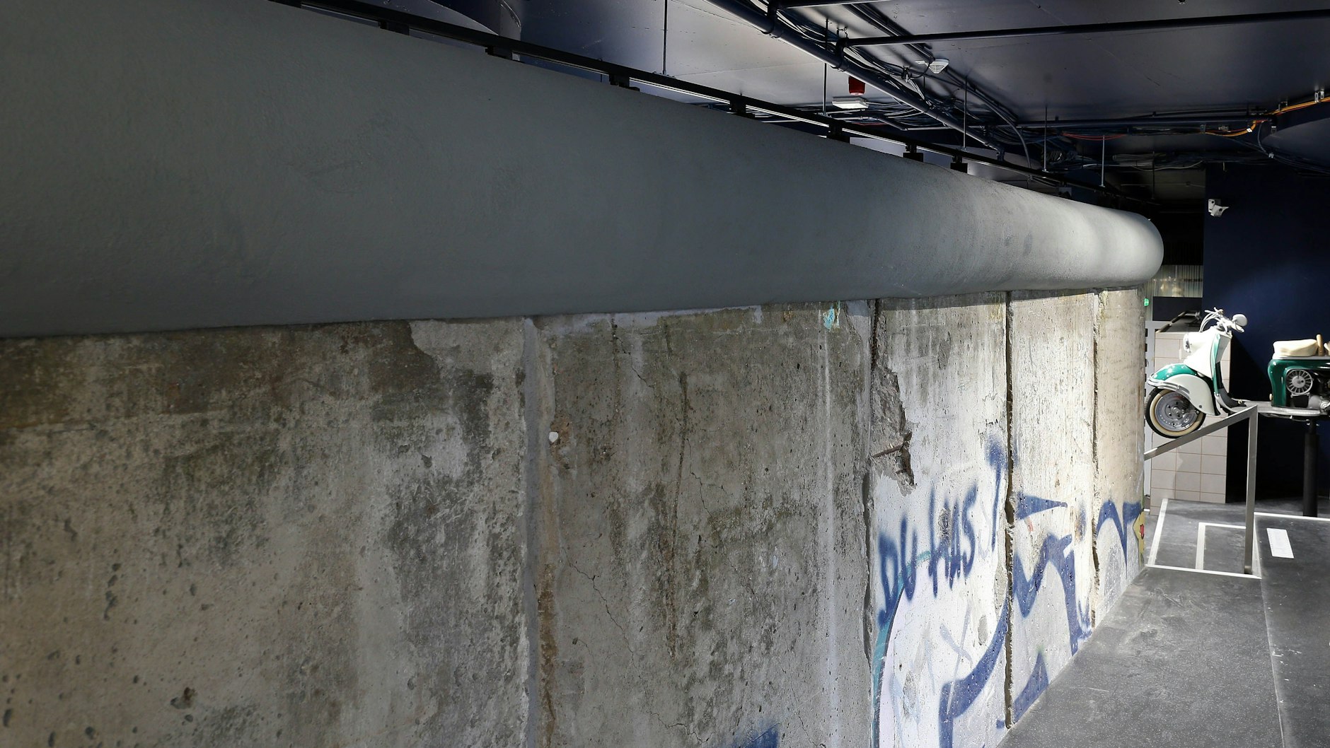 Sechs Meter breit ist das Mauerstück im DDR-Museum, das allerdings nicht in der originalen Höhe zu sehen ist. Weil die Deckenhöhe nicht reicht, musste das Stück etwas in den Boden eingelassen werden.