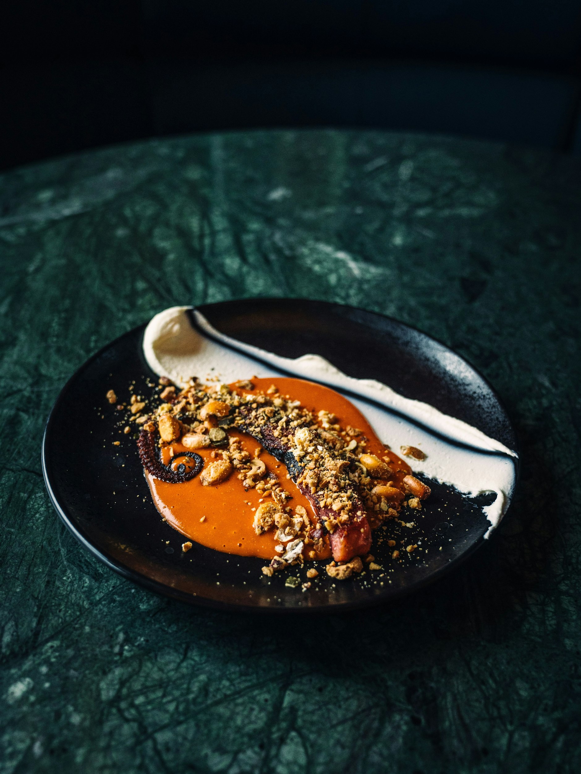 Oktopus in scharfer Tomatensoße.