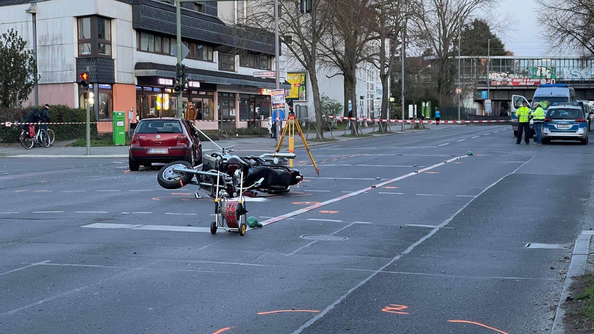 Image - Lichterfelde: Biker (56) stirbt nach schwerem Crash an Kreuzung