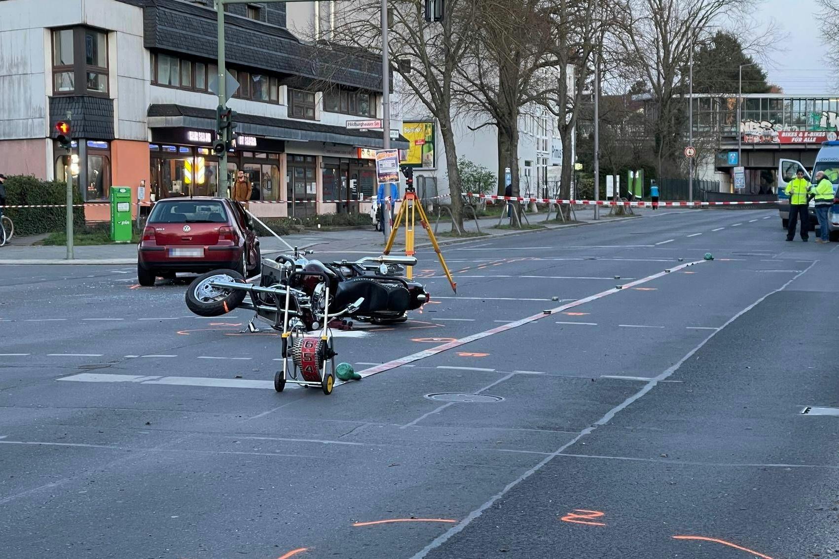 Der VW Golf und das Motorrad nach dem Zusammenstoß auf der Kreuzung in Lichterfelde.