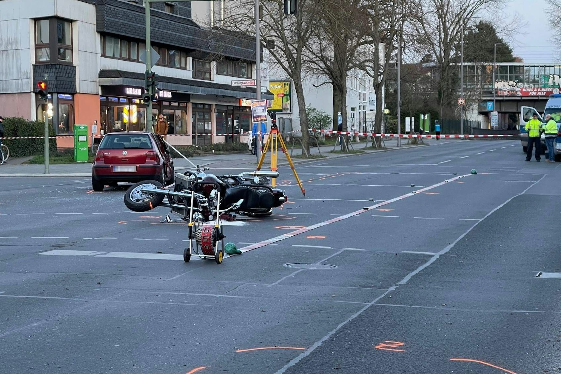 Der VW Golf und das Motorrad nach dem Zusammenstoß auf der Kreuzung in Lichterfelde. 