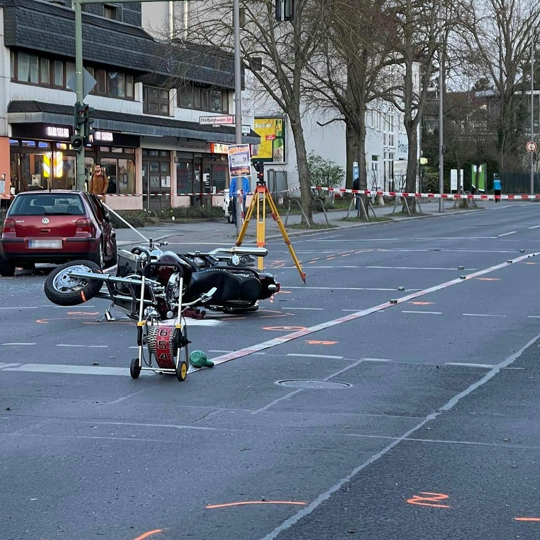 Lichterfelde: Biker (56) stirbt nach schwerem Crash an Kreuzung