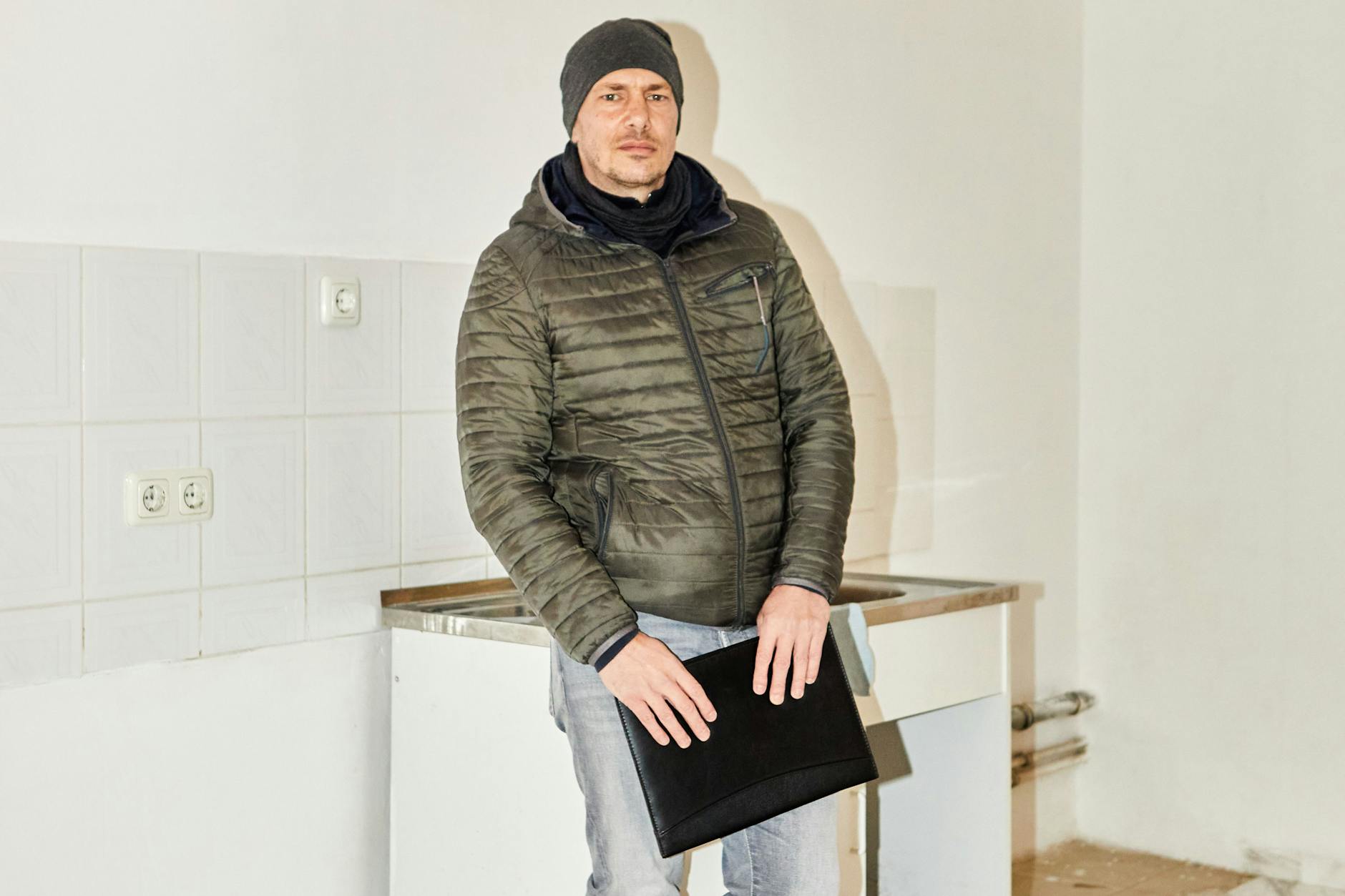 Makler Janis Szisch im Frühjahr 2023 in einer Wohnung in Berlin-Wedding