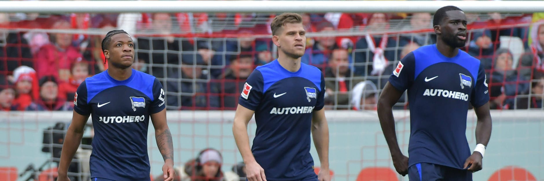 Beim 1:1 in Freiburg zum Schluss alle auf dem Platz: Torschütze Jessic Ngankam (l.), Florian Niederlechner und Vorlagengeber Willi Kanga (r.)