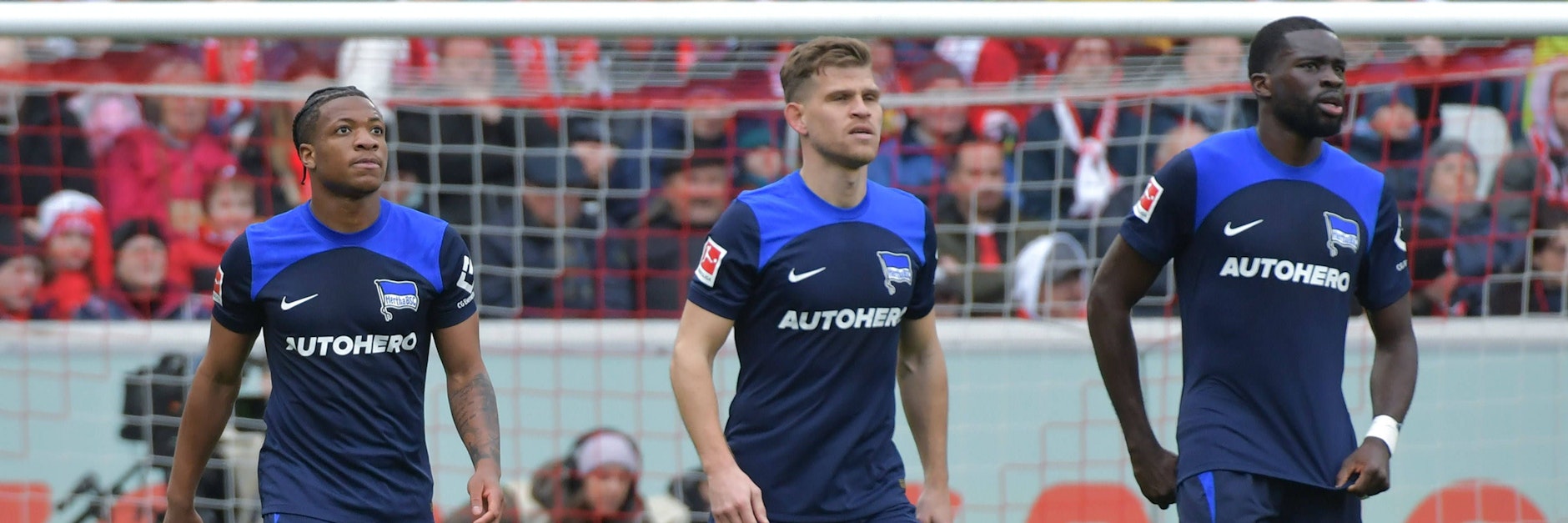 Beim 1:1 in Freiburg zum Schluss alle auf dem Platz: Torschütze Jessic Ngankam (l.), Florian Niederlechner und Vorlagengeber Willi Kanga (r.)