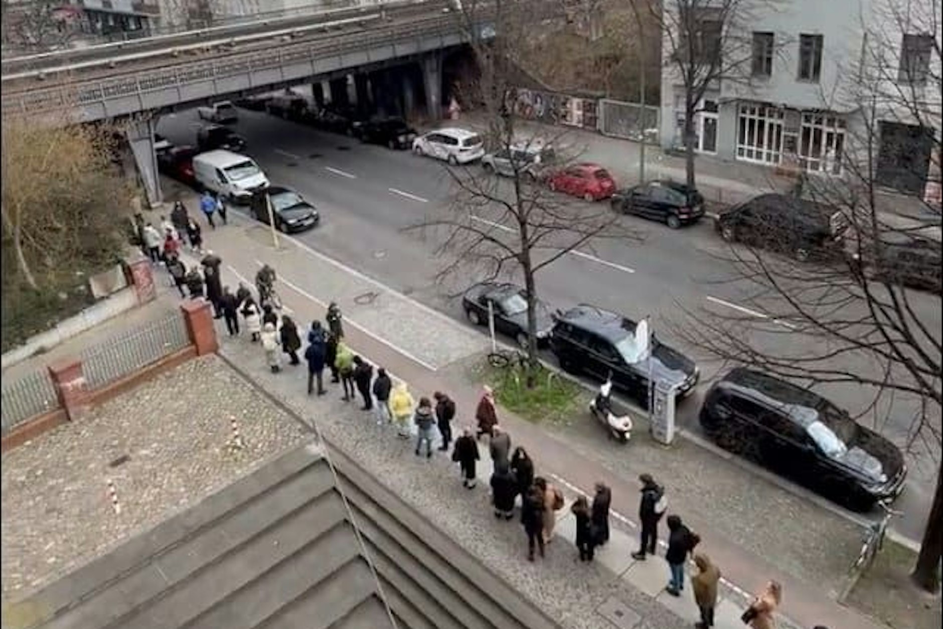 Katastrophaler Zustand: Kürzlich standen Hunderte Menschen für eine Wohnungsbesichtigung in Charlottenburg an.