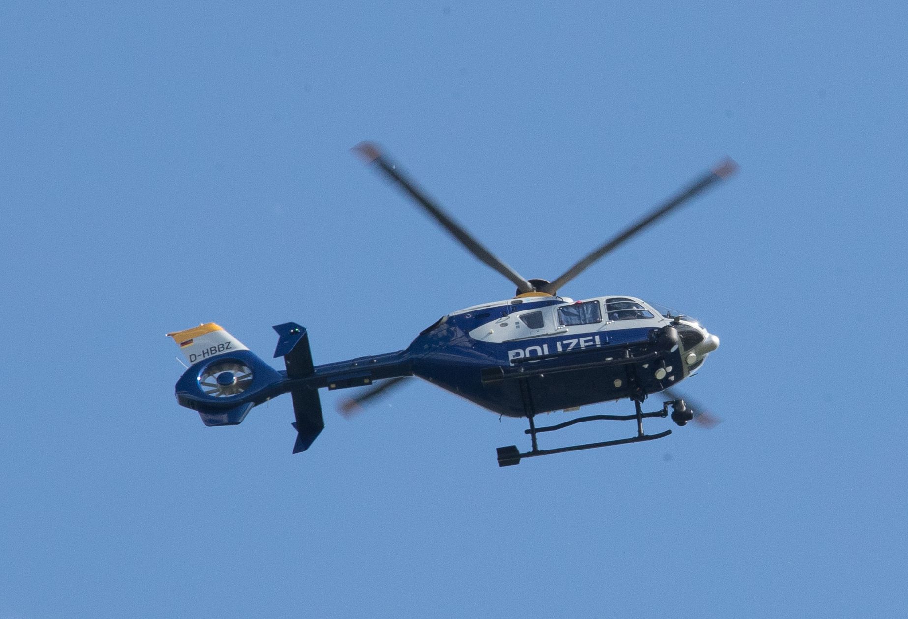 Überfall auf Tankstelle in Hellersdorf: Polizei sucht mit Hubschrauber nach Tätern