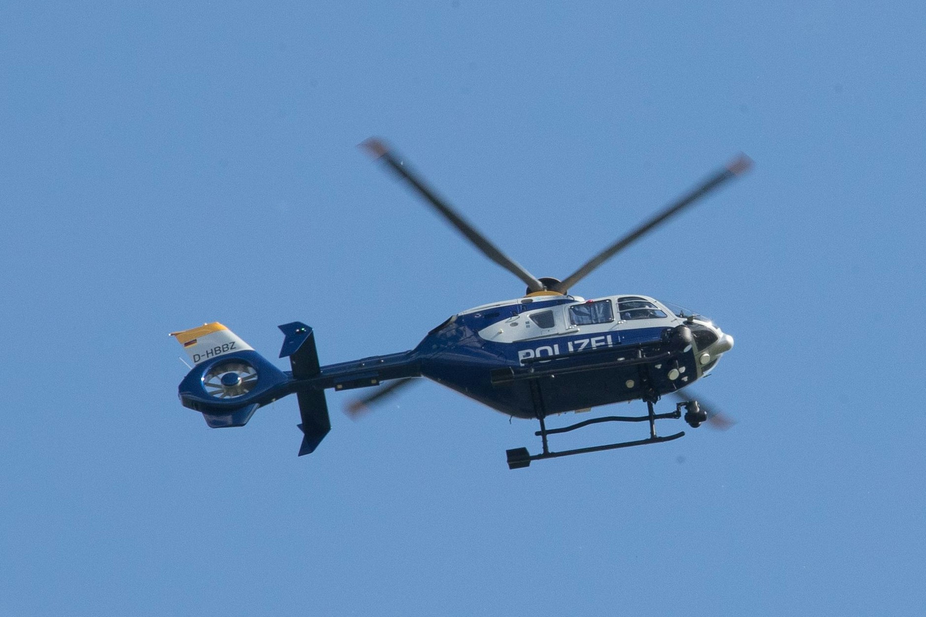 Ein Hubschrauber der Polizei. Am Samstag suchten Polizeibeamte nach einem bewaffneten Mann.&nbsp;