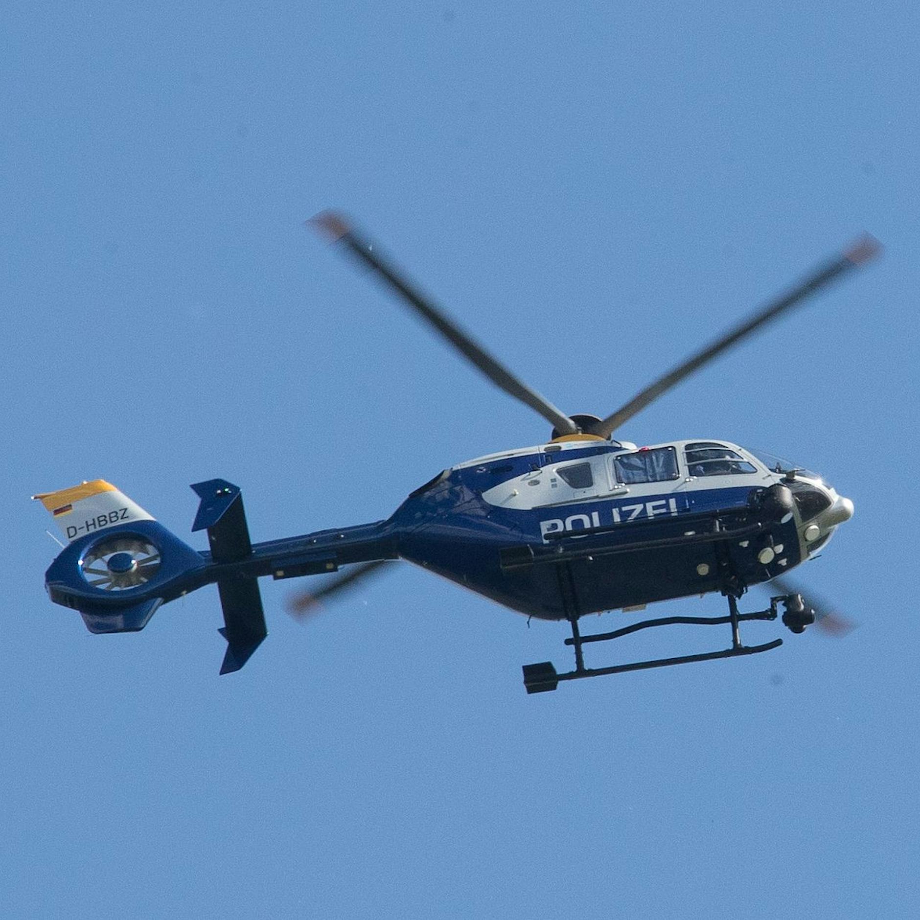 Überfall auf Tankstelle in Hellersdorf: Polizei sucht mit Hubschrauber nach Tätern