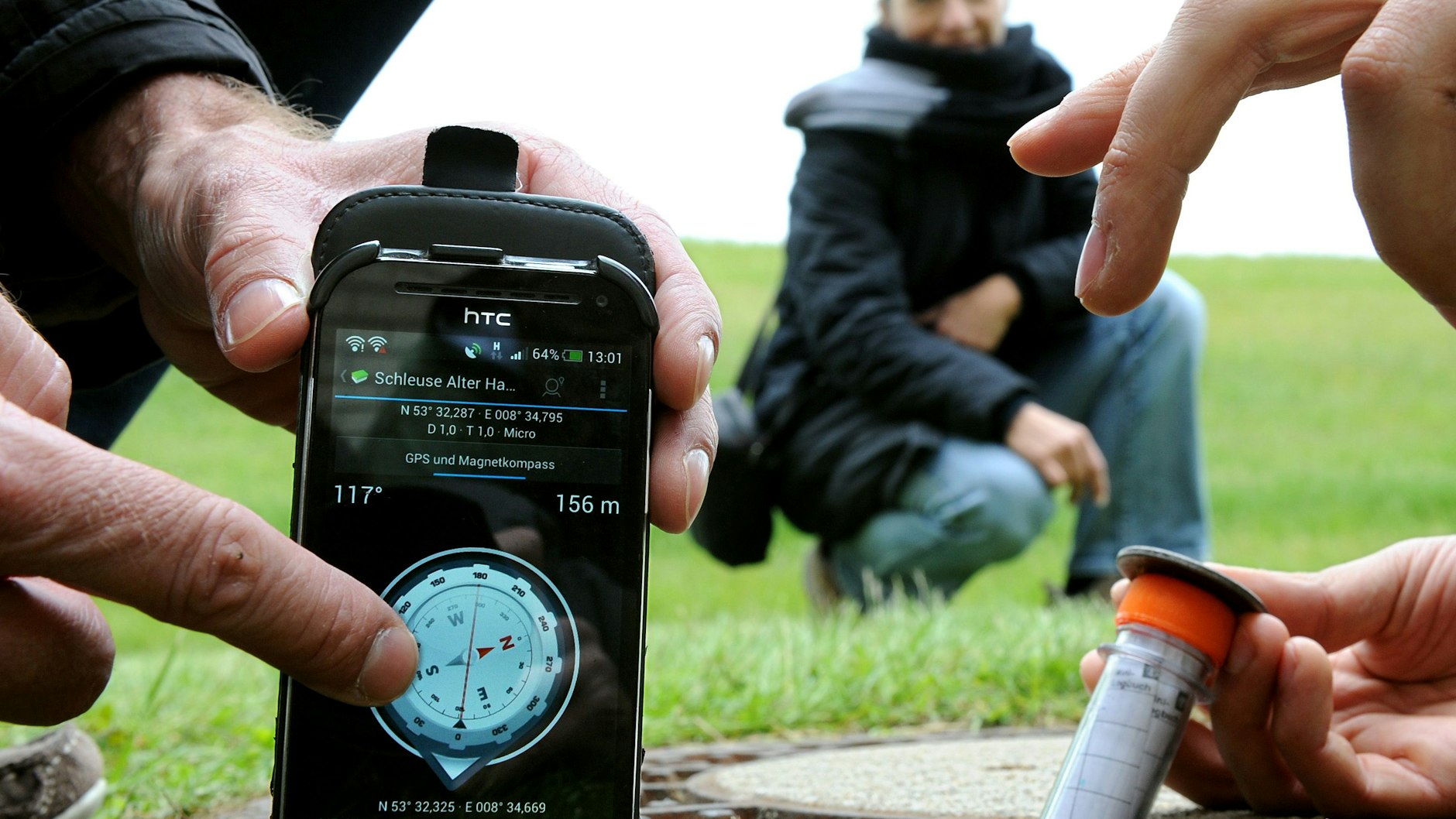 Beim Geocaching suchen Hobby-Schatzsucher überall nach kleinen, versteckten Behältern - das perfekte Hobby, um Ostern in Berlin zu verbringen!