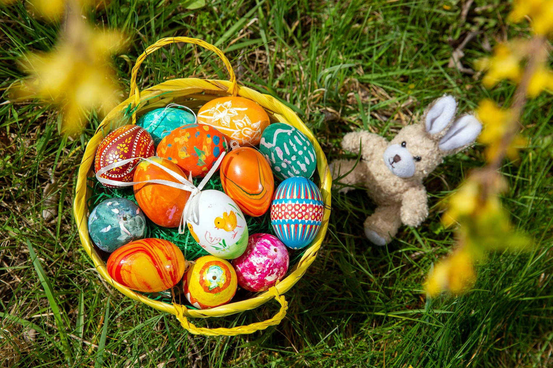 Ein Körbchen mit bunt bemalten Ostereiern: Wie lange sind die nach Ostern eigentlich haltbar?