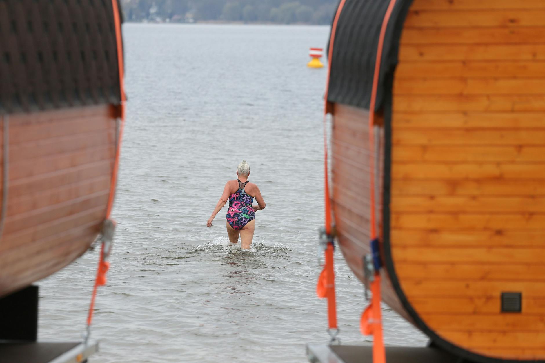Traditionell am Karfreitag startet im Strandbad Wannsee die Saison. Bei kostlosem Eintritt und knackigen 8,4 Grad Celsius Wassertemperatur kamen etwa 100 Besucher und einige davon sind auch ins Wasser gegangen. 