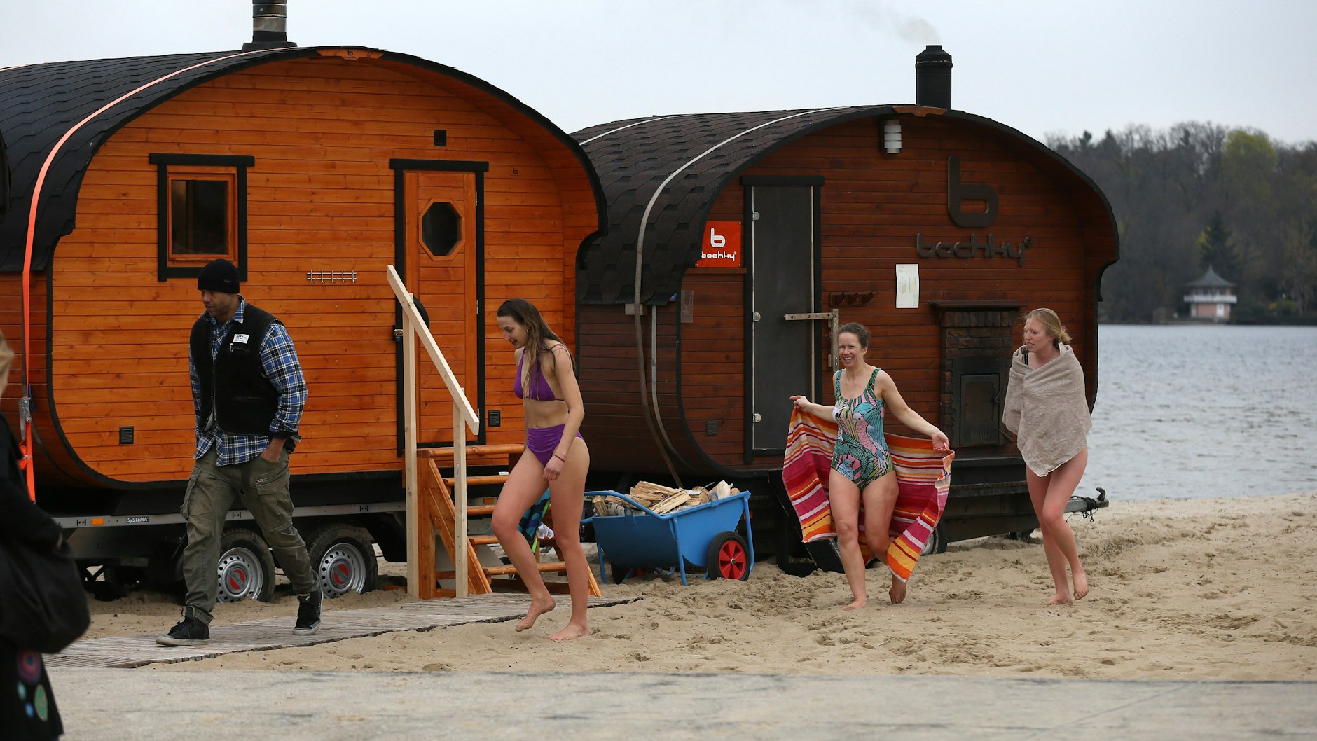 In einer der drei mobilen Saunen konnten sich die Badenden aufwärmen. 