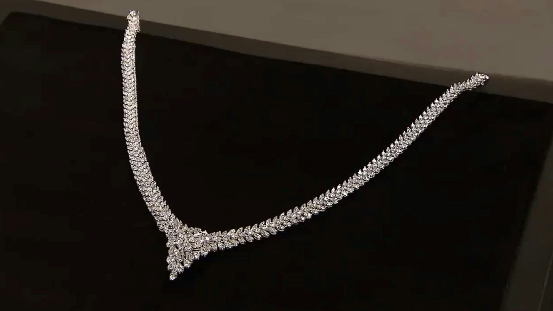 Auf 25 Karat summieren sich die Steine bei dem Diamantcollier, das bei „Bares für Rares“ zum Verkauf steht.