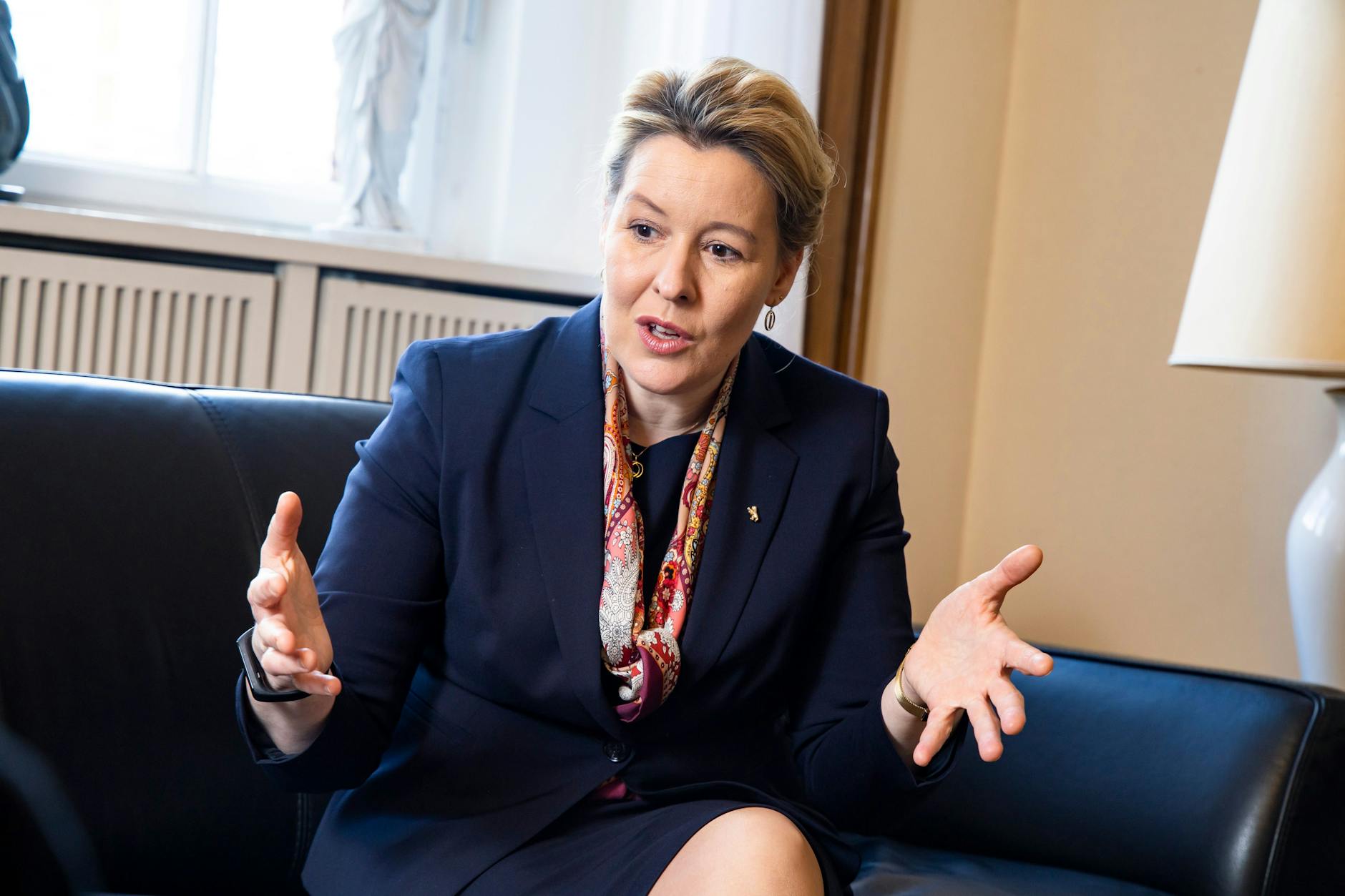 Die Regierende Bürgermeisterin Franziska Giffey posiert für ein Bild im Roten Rathaus in Berlin am 4. April 2023.