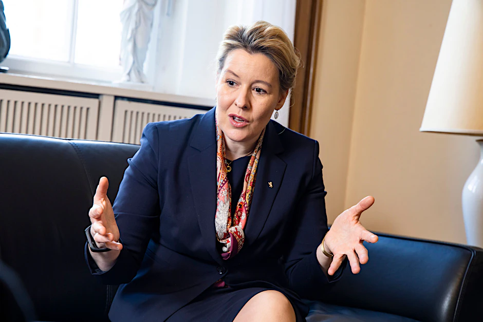 Die Regierende Bürgermeisterin Franziska Giffey posiert für ein Bild im Roten Rathaus in Berlin am 4. April 2023.