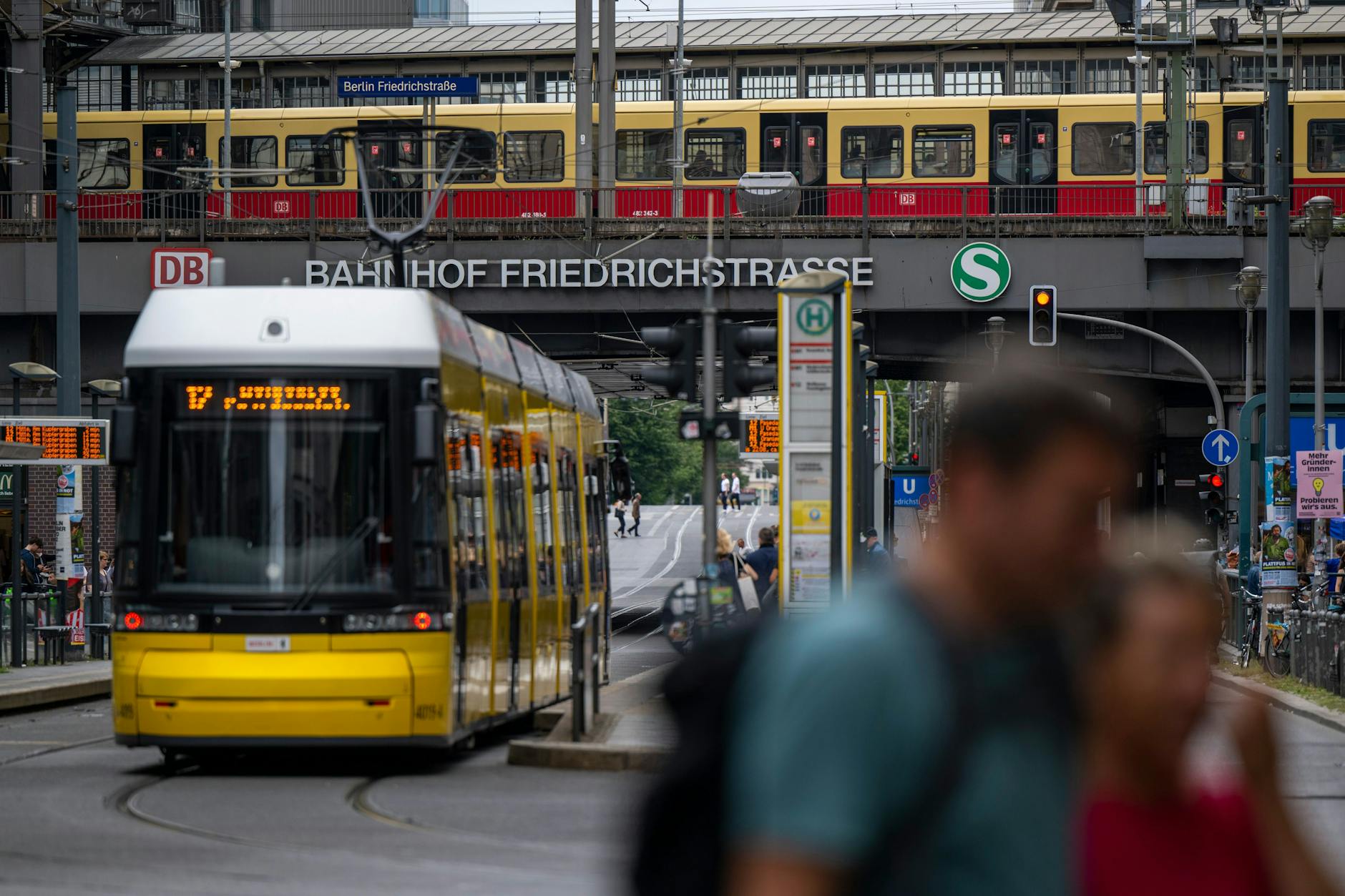 Am Bahnhof Friedrichstraße, am Ostbahnhof und am Hauptbahnhof befinden sich Supermärkte, die auch während der Feiertage geöffnet haben.