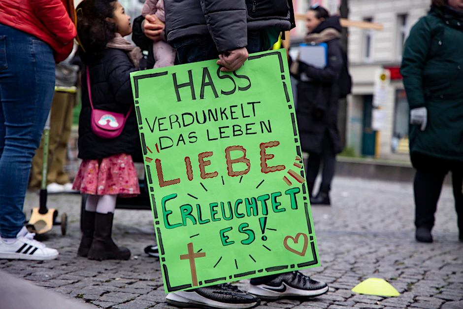 Der Umzug für die Versöhnung am Karfreitag in Berlin-Neukölln