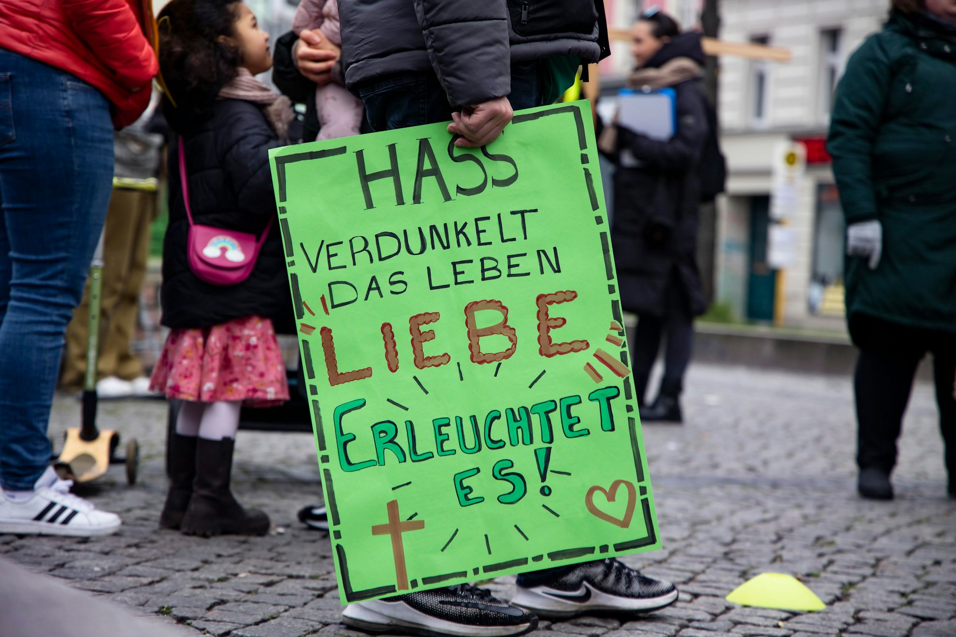Der Umzug für die Versöhnung am Karfreitag in Berlin-Neukölln