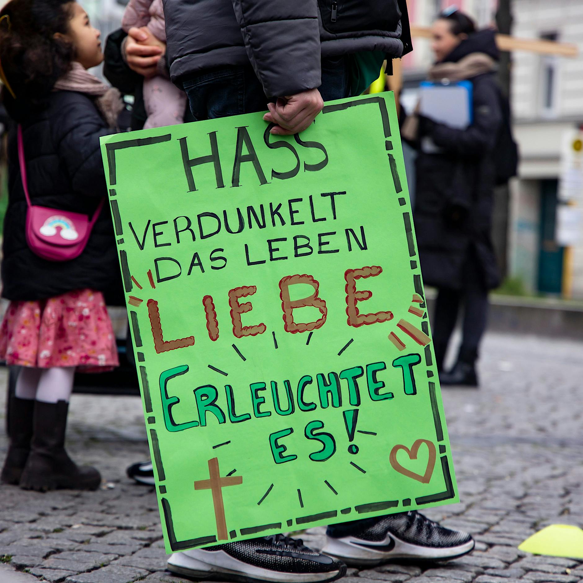 Karfreitag in Berlin-Neukölln: Nach den Silvesterkrawallen Suche nach Versöhnung