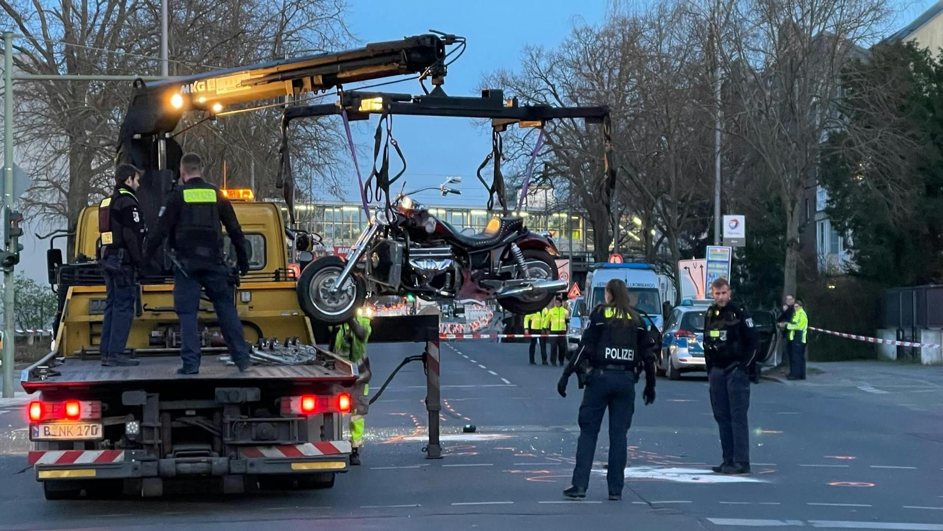 Das Motorrad wird nach dem Crash von der Kreuzung abtransportiert.