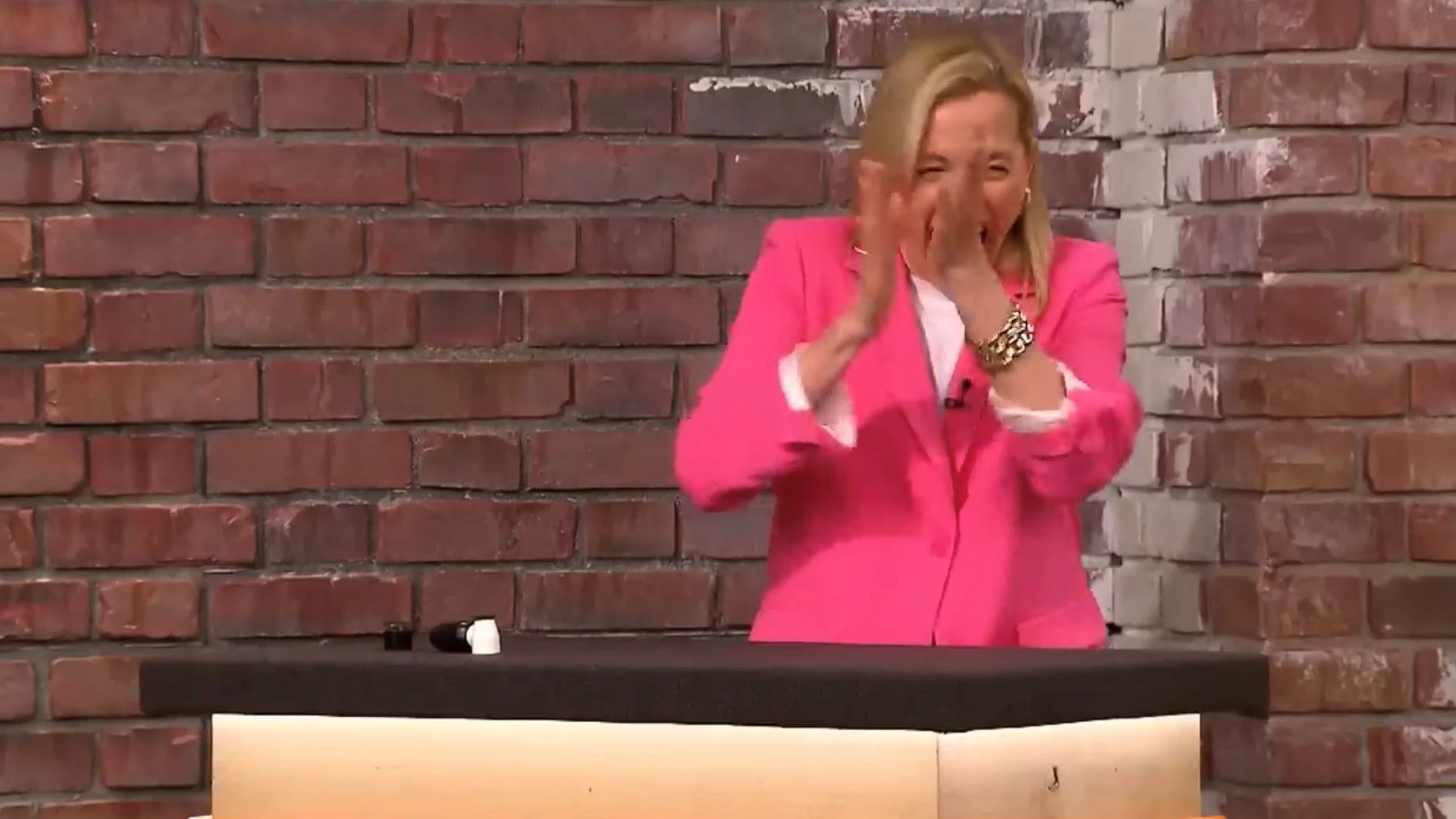 „Bares für Rares“-Händlerin Lisa Nüdling bekommt den Zuschlag für das Diamant-Collier und rastet vor Freude richtig aus.