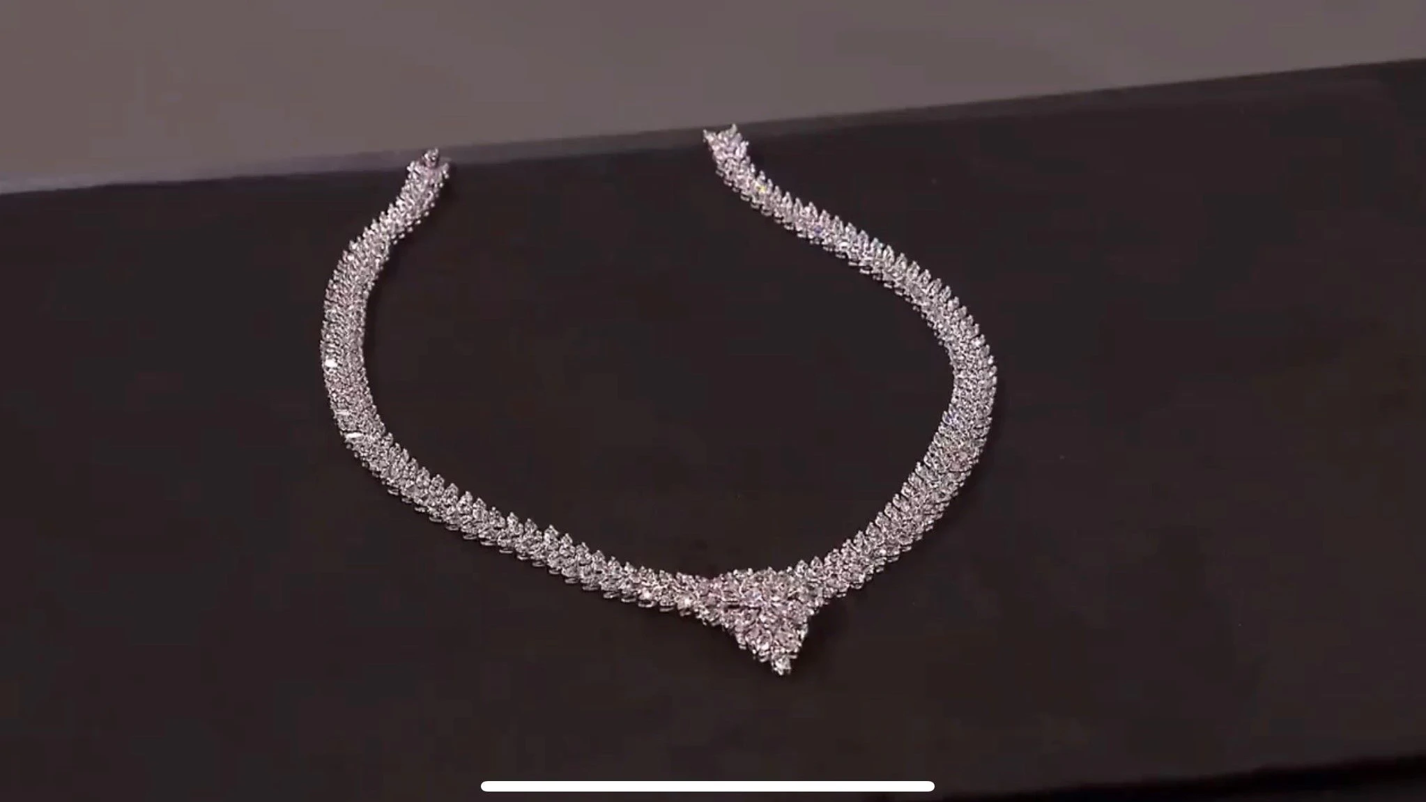 Bei „Bares für Rares“ soll dieses Diamant-Collier mit 25 Karat verkauft werden.
