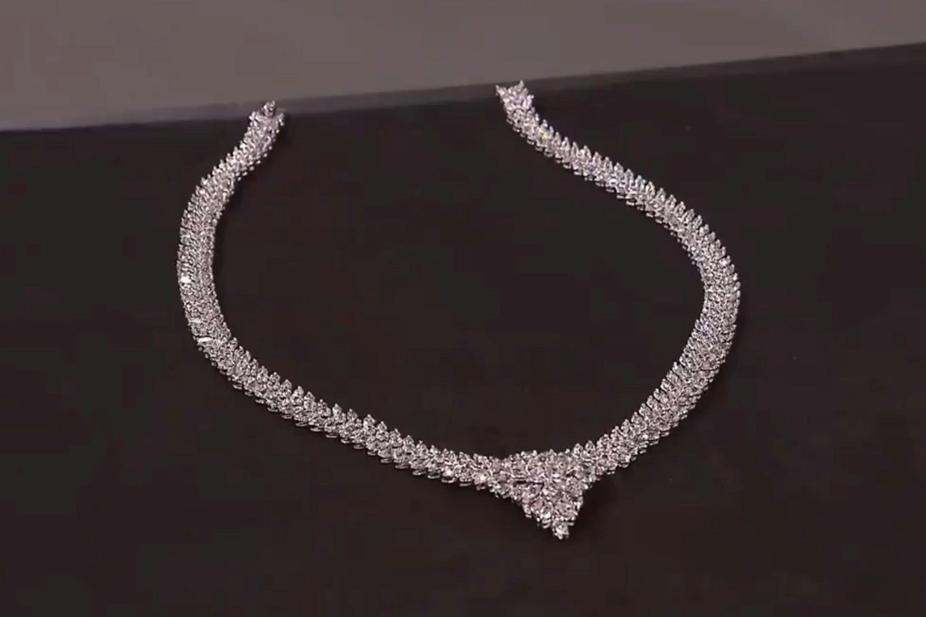 Bei „Bares für Rares“ soll dieses Diamantcollier mit 25 Karat verkauft werden.