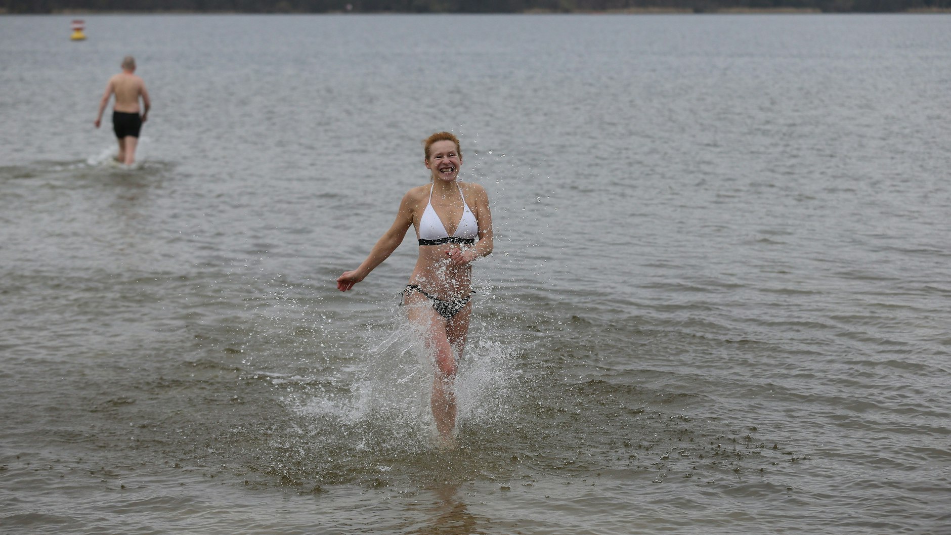Lächelnd und voller Energie kommen die Mutigen aus dem Wasser. 