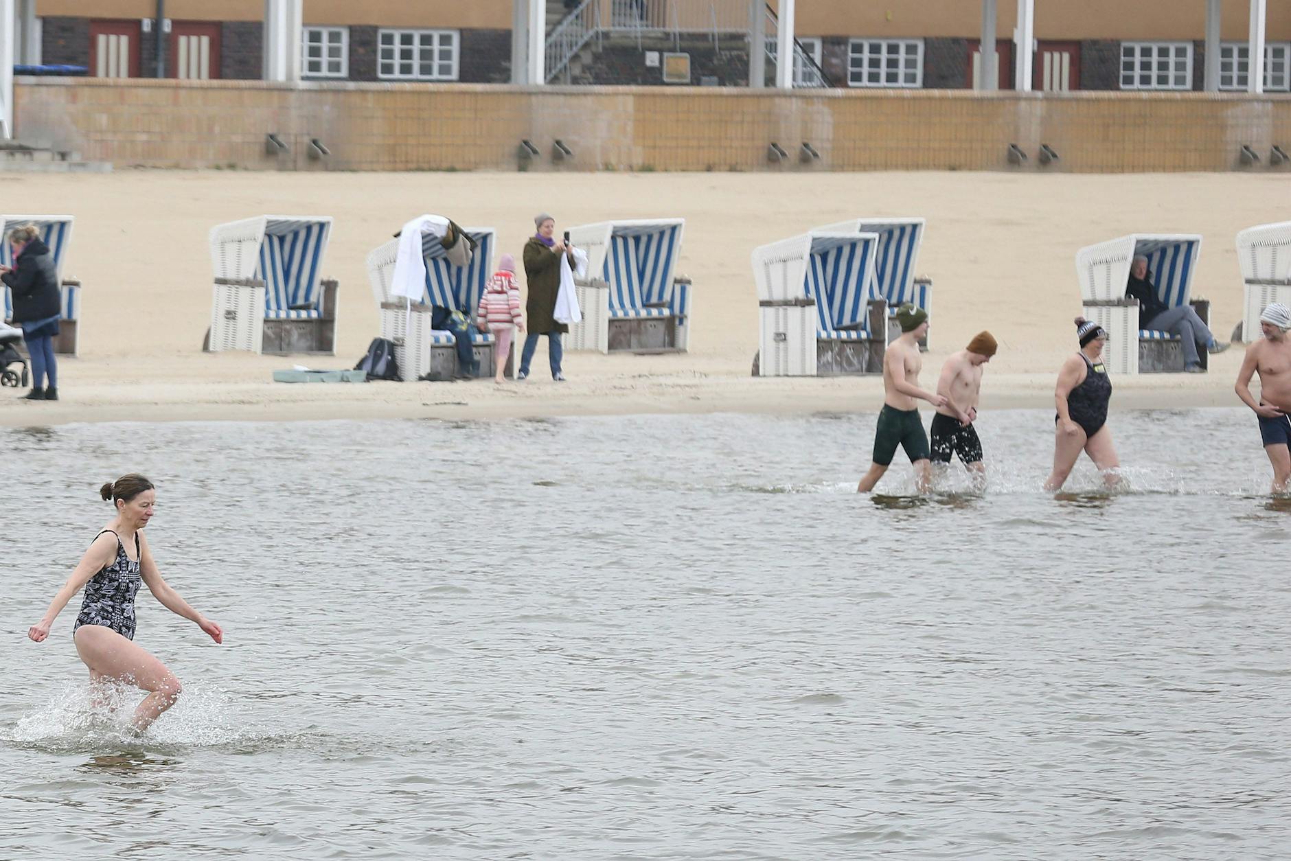 Traditionelles Anbaden im Strandbad Wannsee – bei knackigen 8,4 Grad Wassertemperatur kamen etwa 100 Besucher. Einige davon sind ins Wasser gegangen, auch die Autorin. 