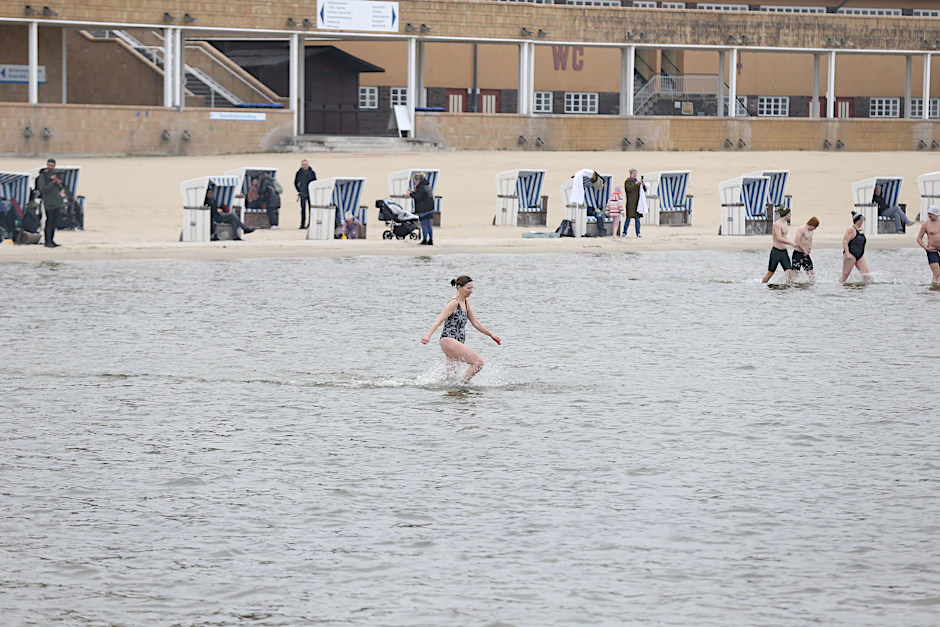 Traditionelles Anbaden im Strandbad Wannsee – bei knackigen 8,4 Grad Wassertemperatur kamen etwa 100 Besucher. Einige davon sind ins Wasser gegangen, auch die Autorin.&nbsp;
