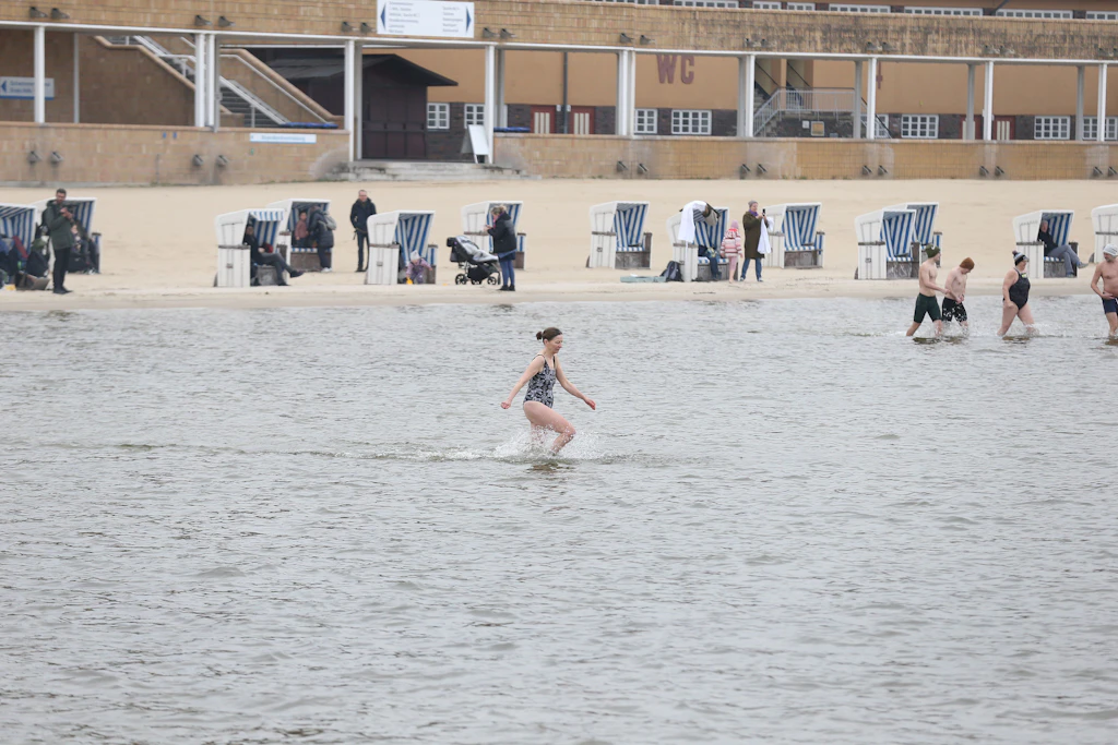 Anbaden im Wannsee bei 8,4 Grad: Was der Kältestress mit dem Körper macht