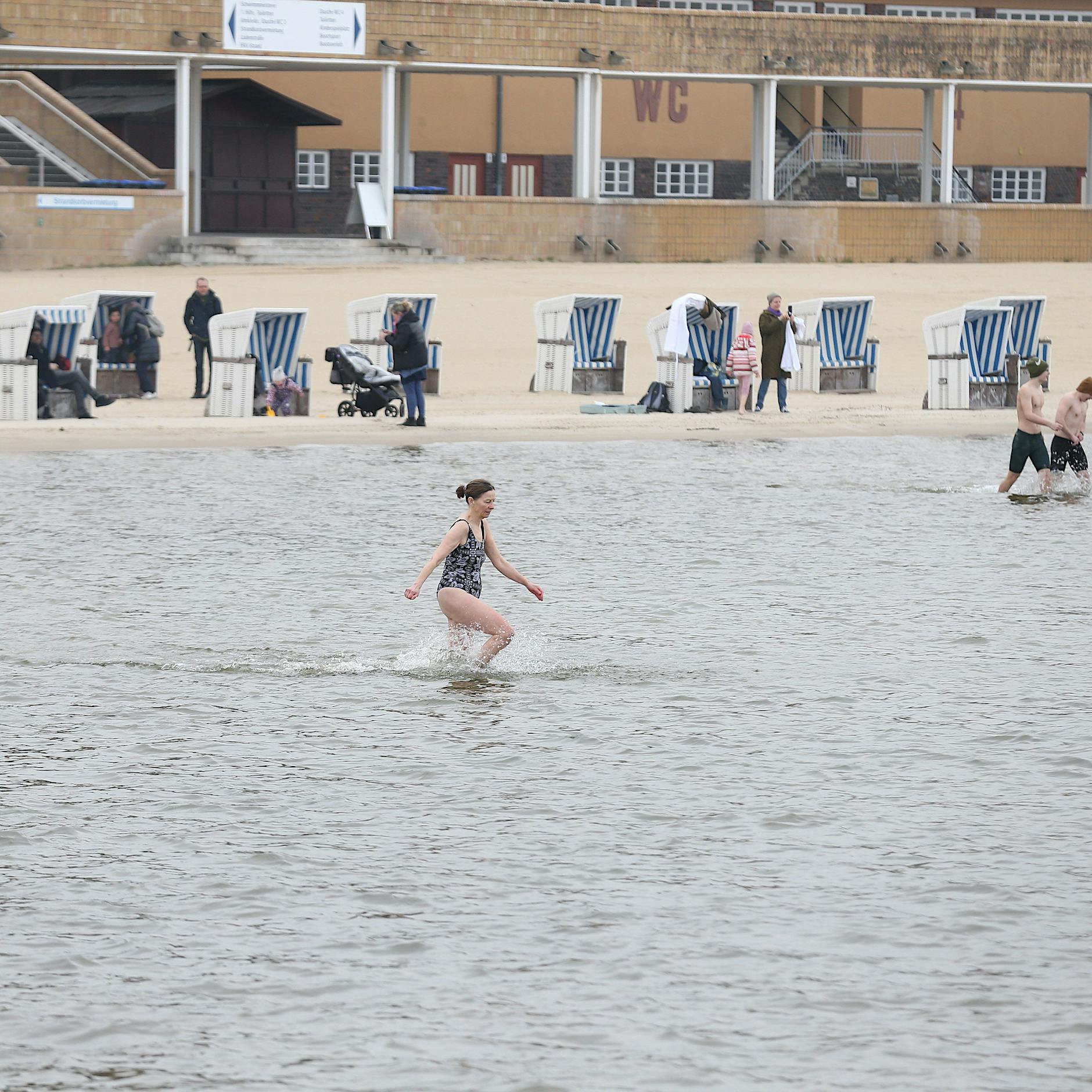 Anbaden im Wannsee bei 8,4 Grad: Was der Kältestress mit dem Körper macht