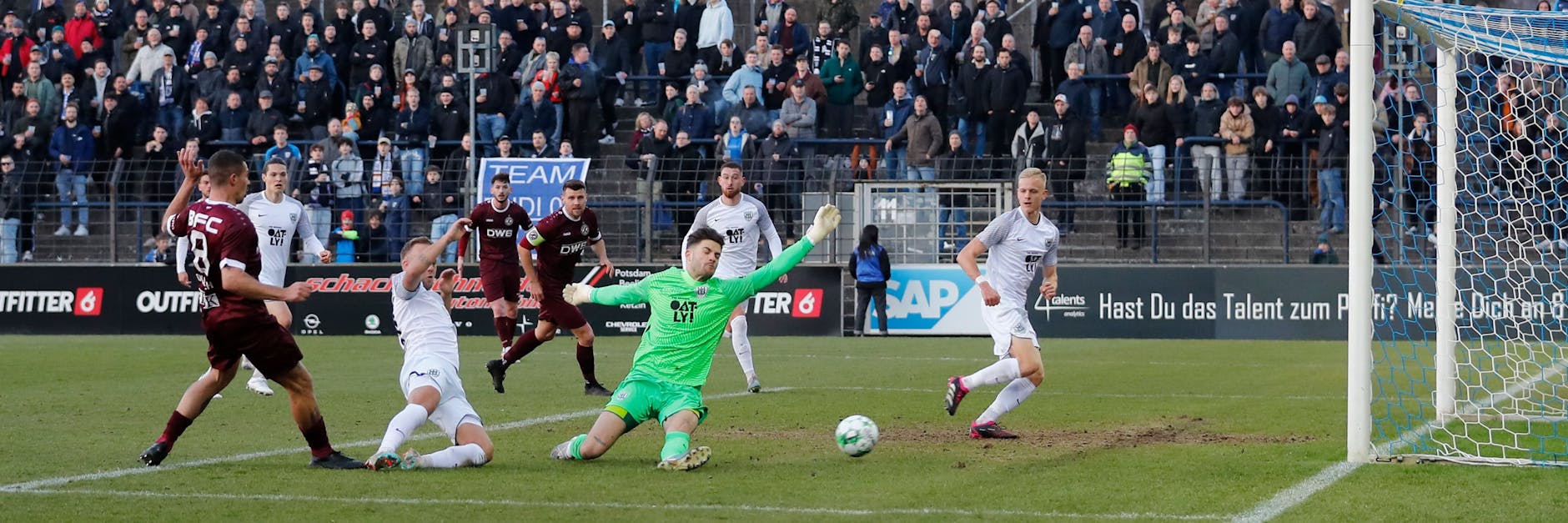 Andreas Pollasch (Nr. 8) erzielt das zwischenzeitliche 1:0 für den BFC Dynamo beim SV Babelsberg 03.