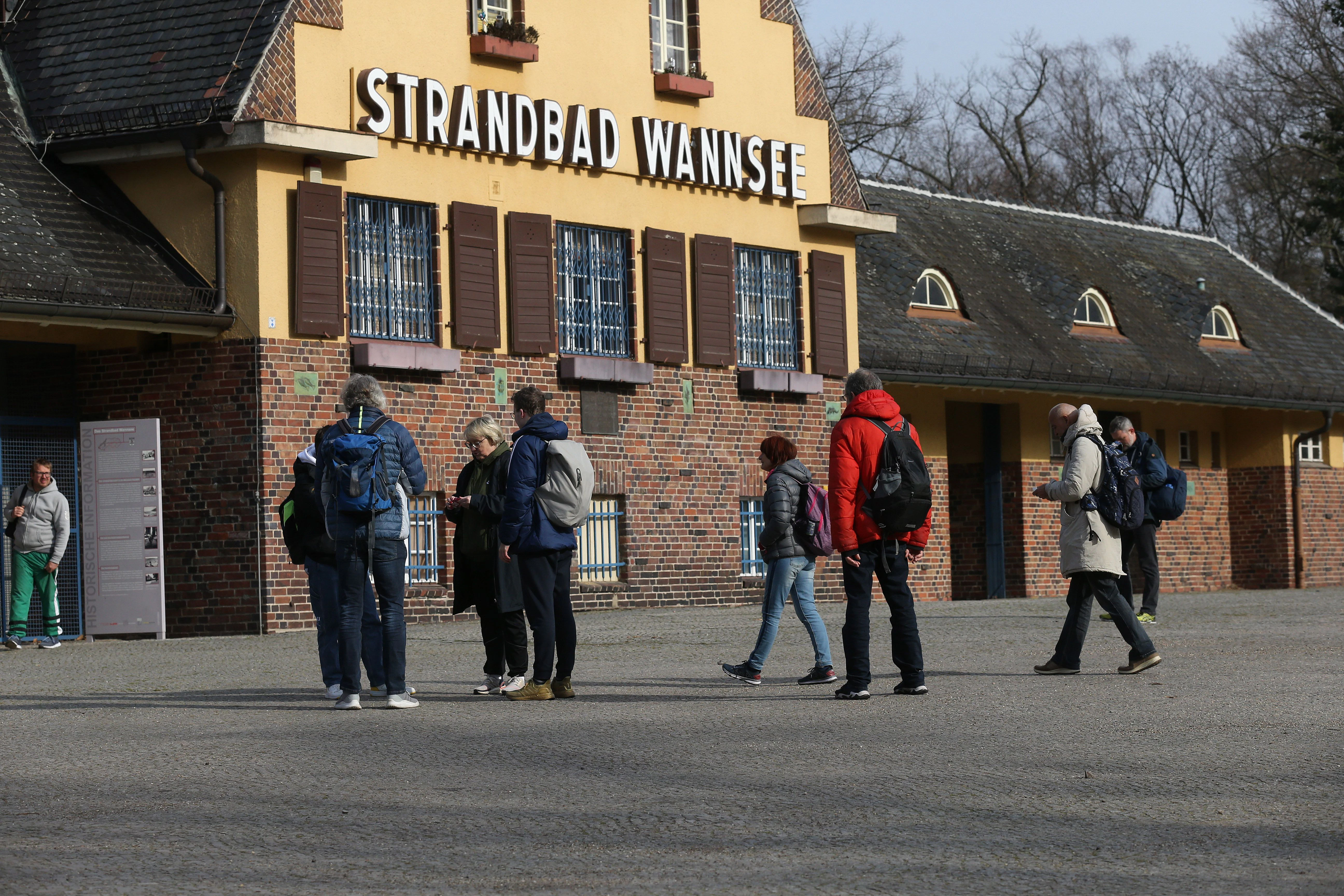 Eingang zum Strandbad Wannsee, über Ostern gilt: Eintritt frei. Zudem gibt es eine Ausstellung zum Thema historische Bademoden.