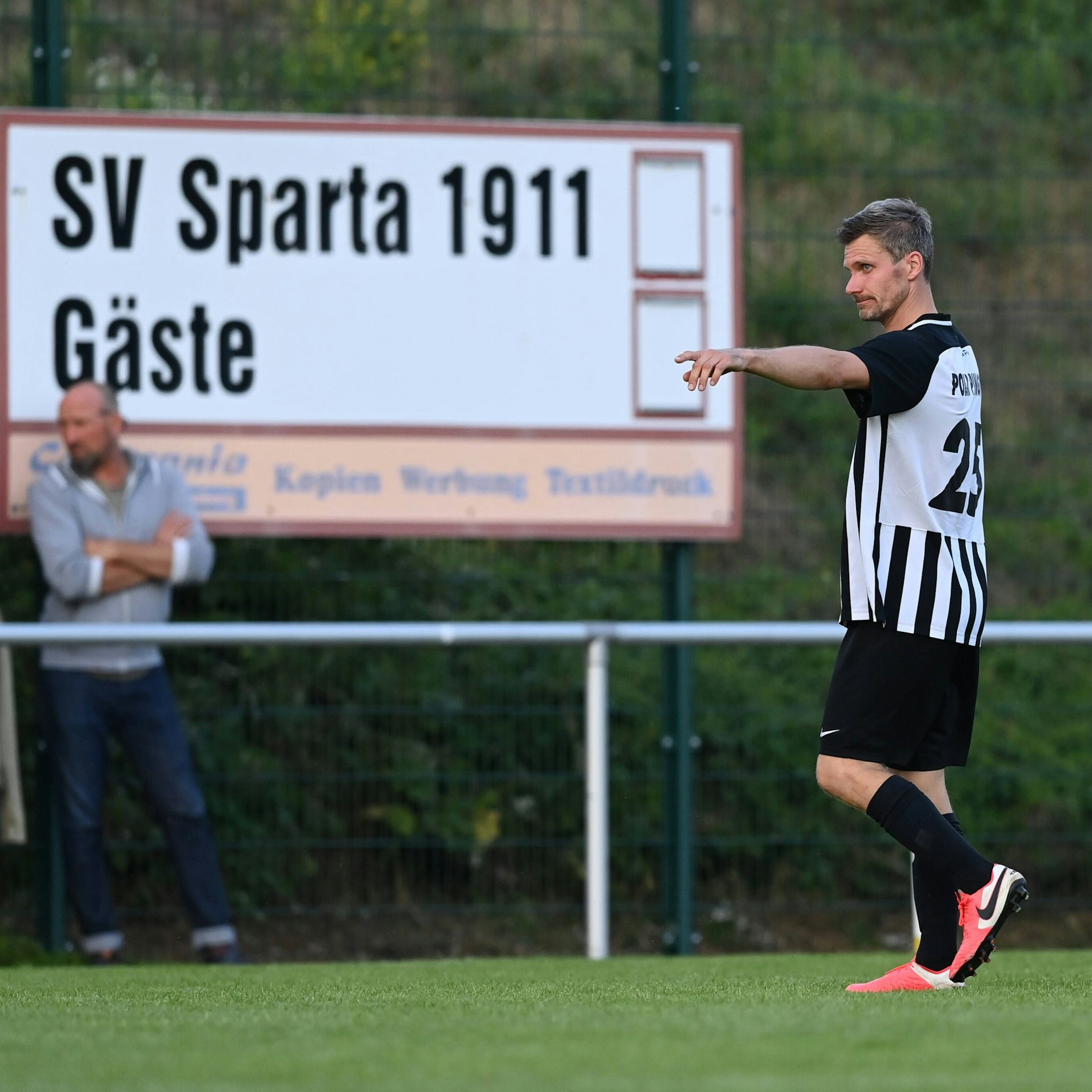 Die Anzeigetafel auf Spartas Sportplatz an der Fischerstraße