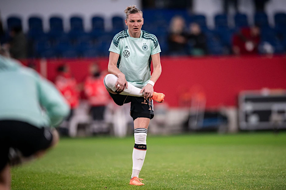 ARCHIV - Deutschlands Alexandra Popp beim Aufwärmen.  