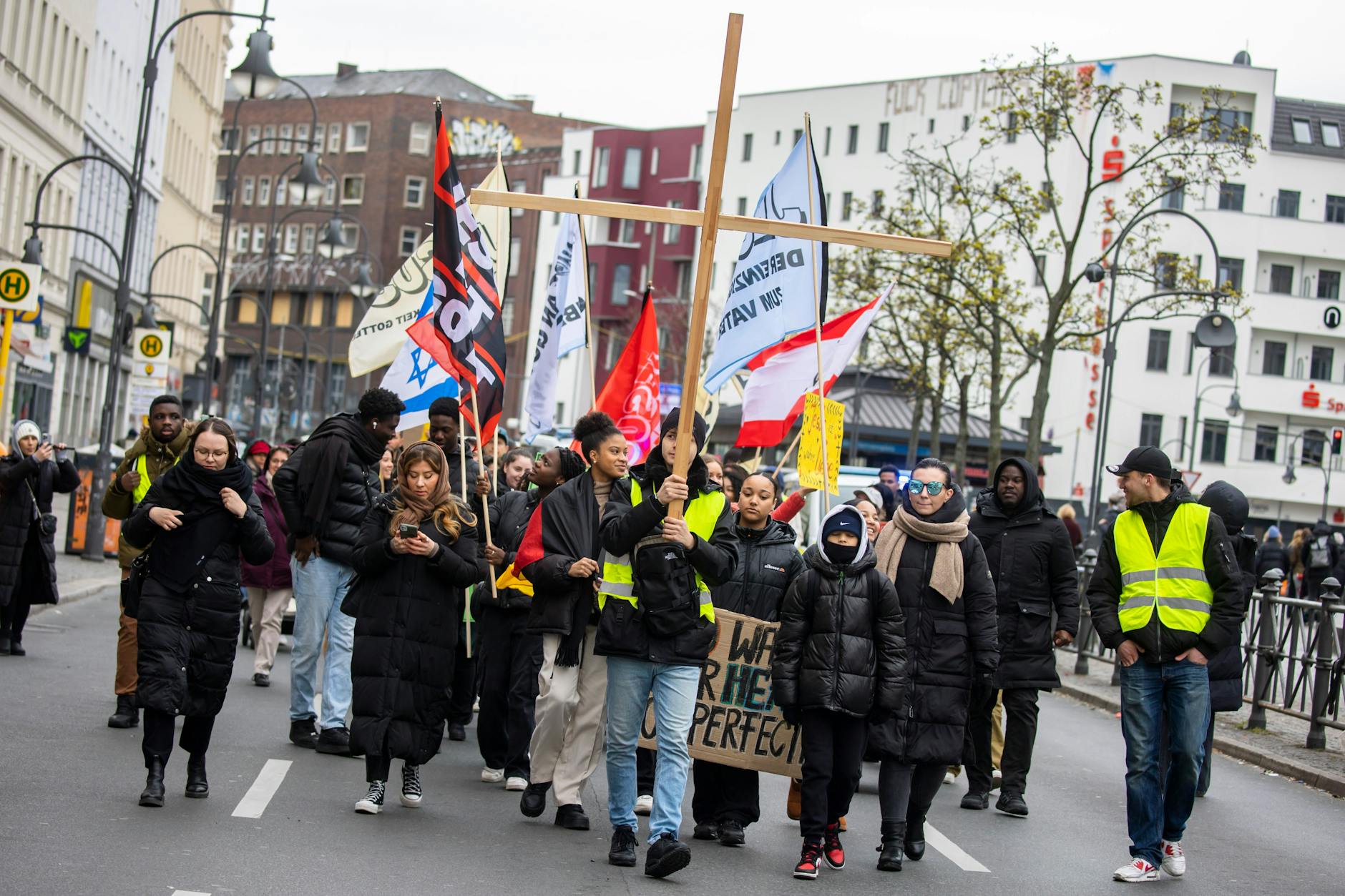 Umzug für die Versöhnung an Karfreitag in Neukölln