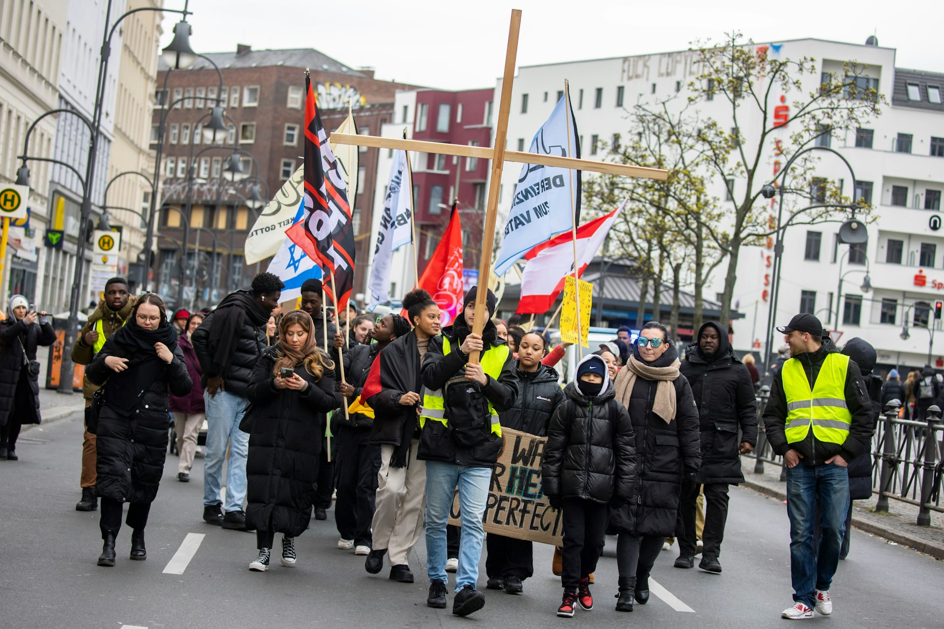 Umzug für die Versöhnung an Karfreitag in Neukölln