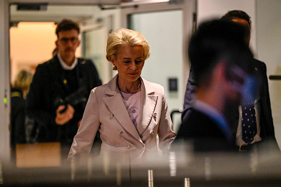 Kein großer Bahnhof in Peking: Ursula von der Leyen verlässt eine Pressekonferenz in der EU-Mission.&nbsp;