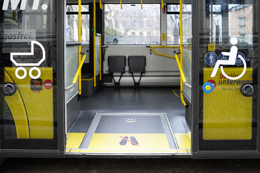 Mutter in BVG-Bus niedergestochen: Halbbruder verdächtig und in U-Haft